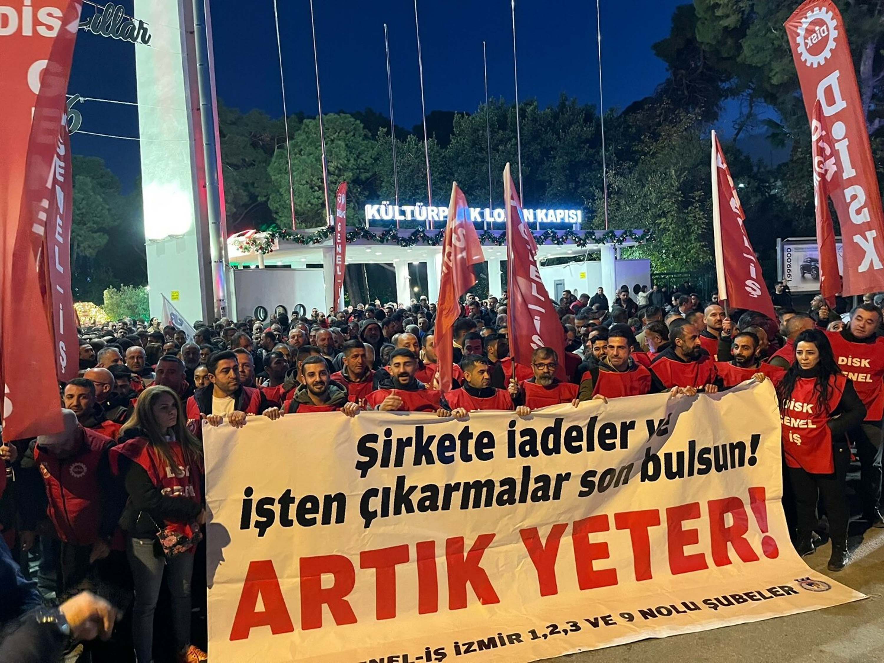 İzmir belediye işçileri meşaleli yürüyüş
