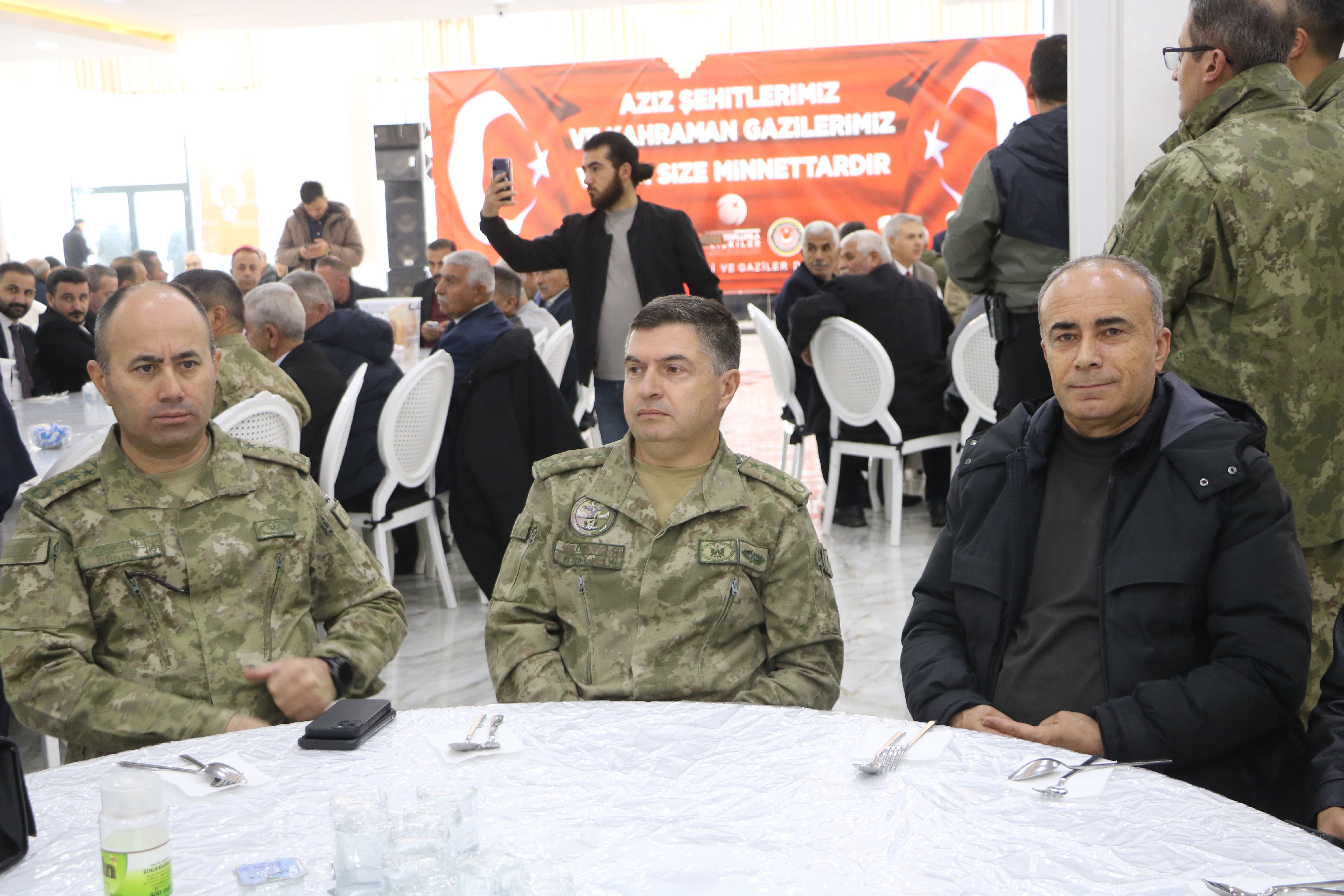 Yüksekova şehit aileleri gaziler toplu fotoğraf