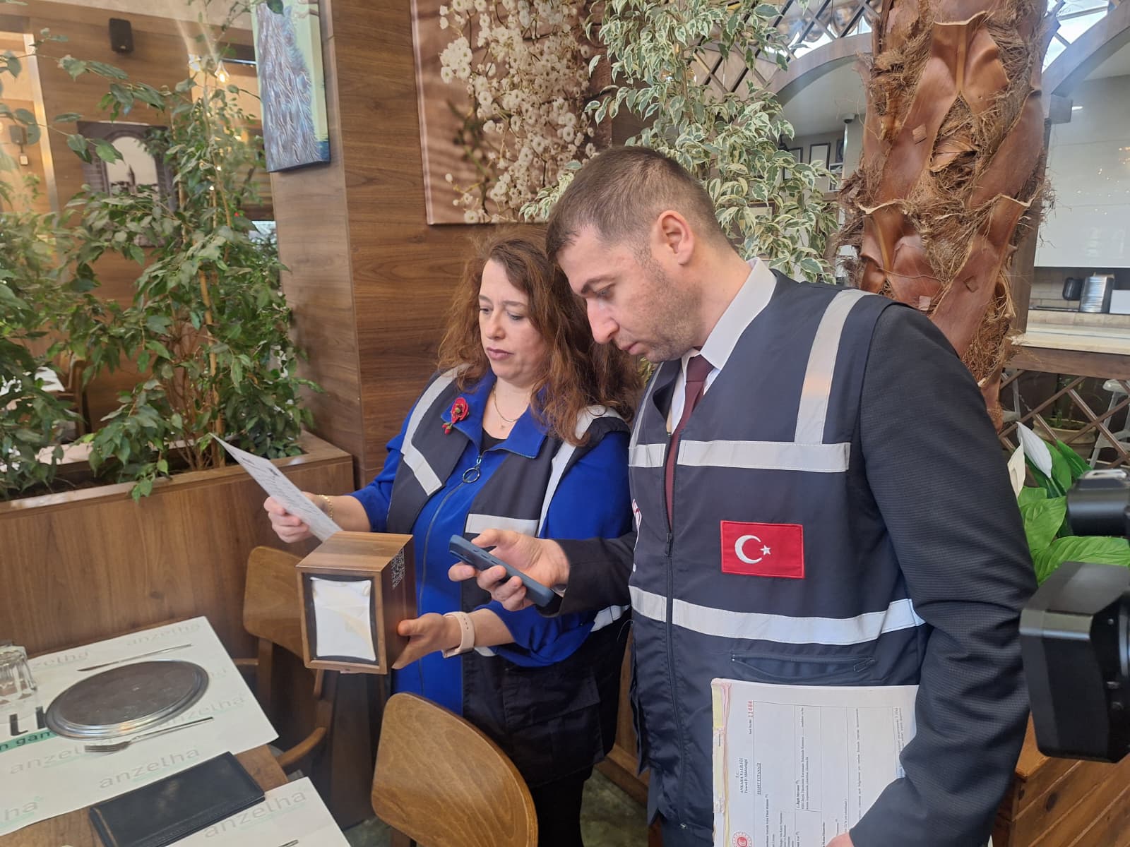 Restoran masasında menü ve karekod denetimi