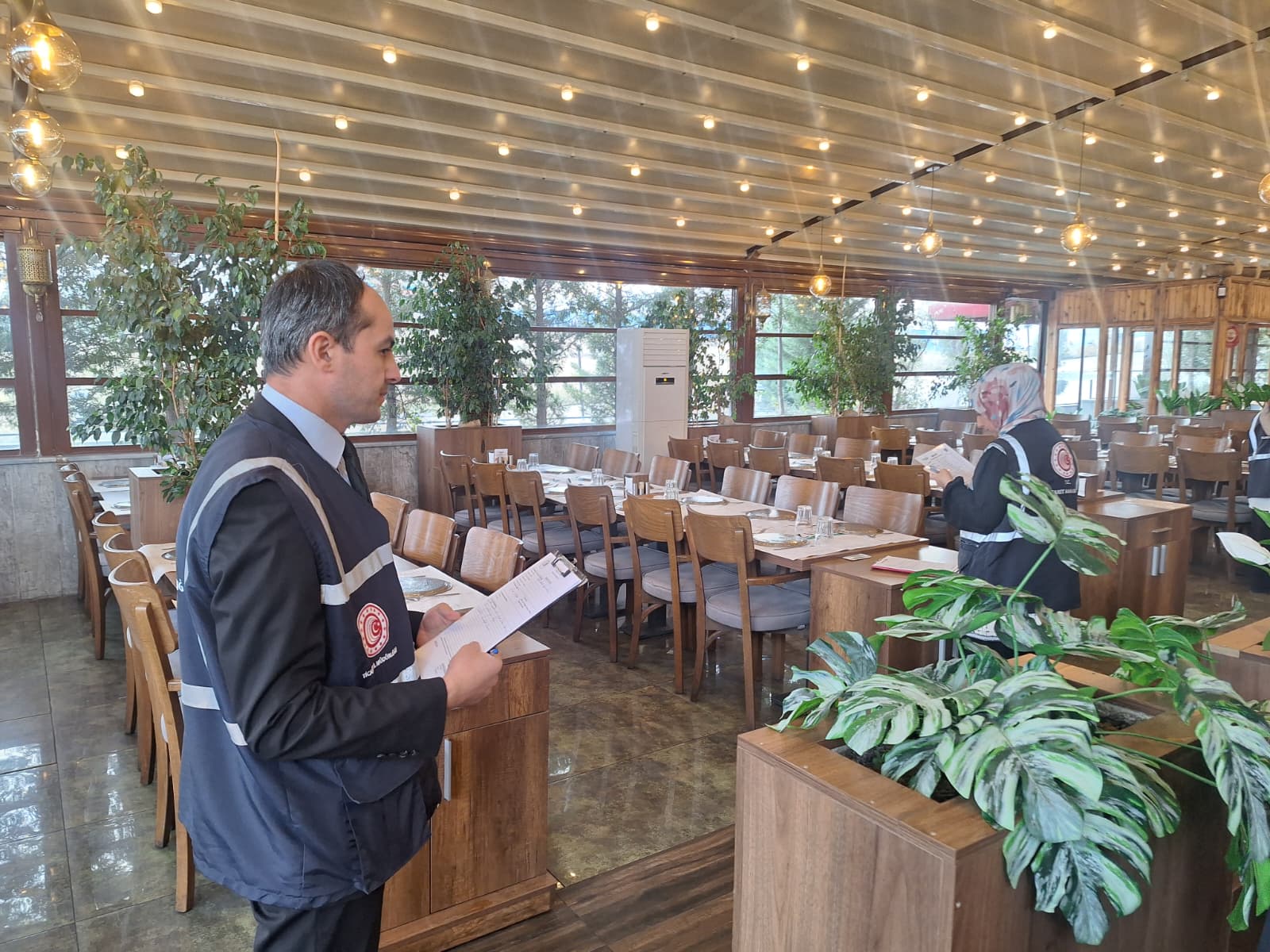 Ankara Ticaret İl Müdürlüğü denetim ekipleri restoranda