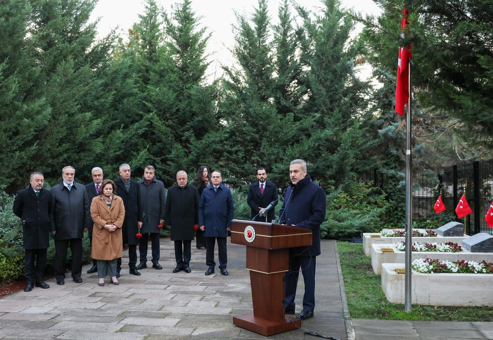 Hakan Fidan Şehitlikte Kuran Okunurken
