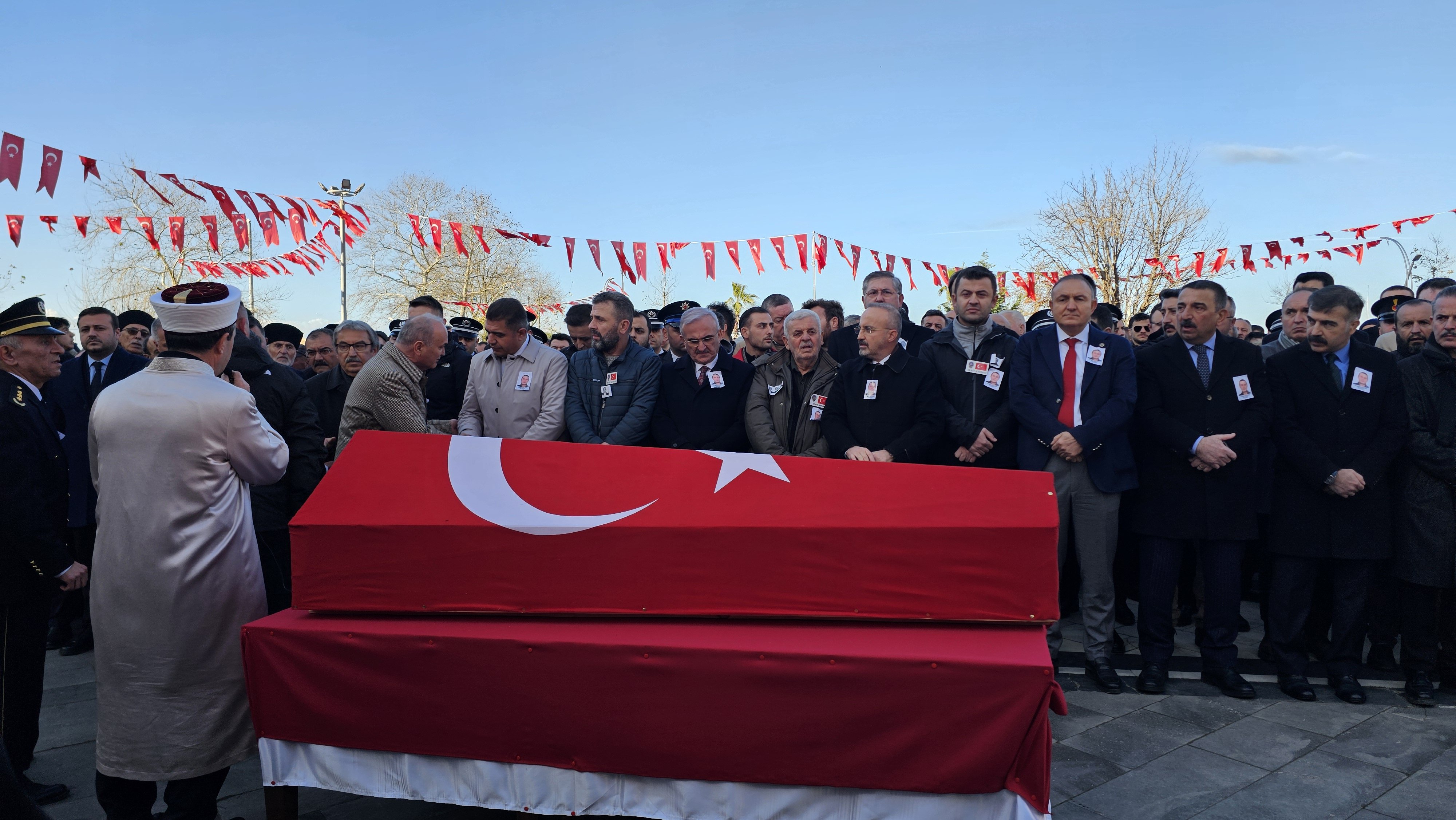 Şehit tabutu omuzlarda