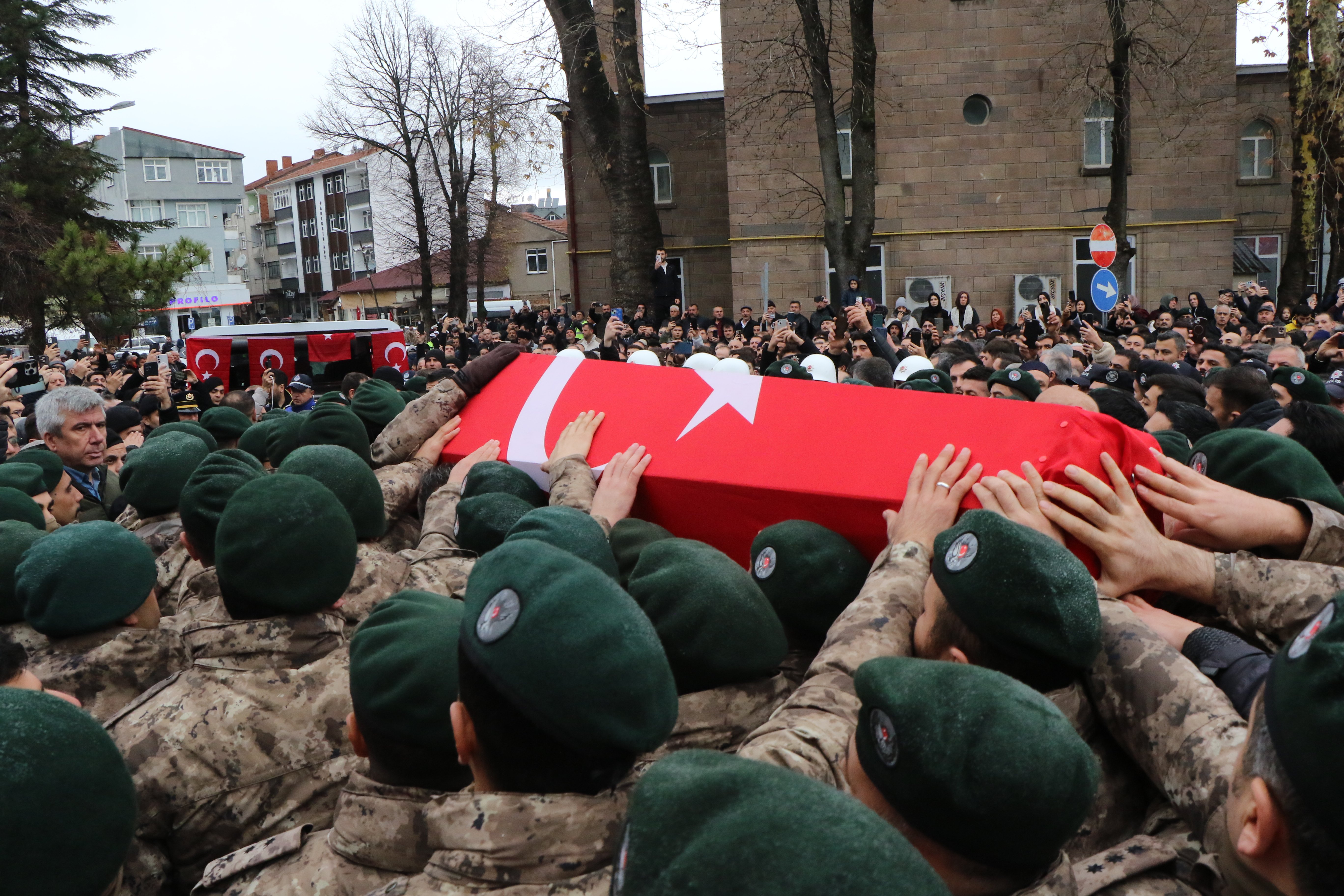 Şehit polis memuru için saygı duruşu