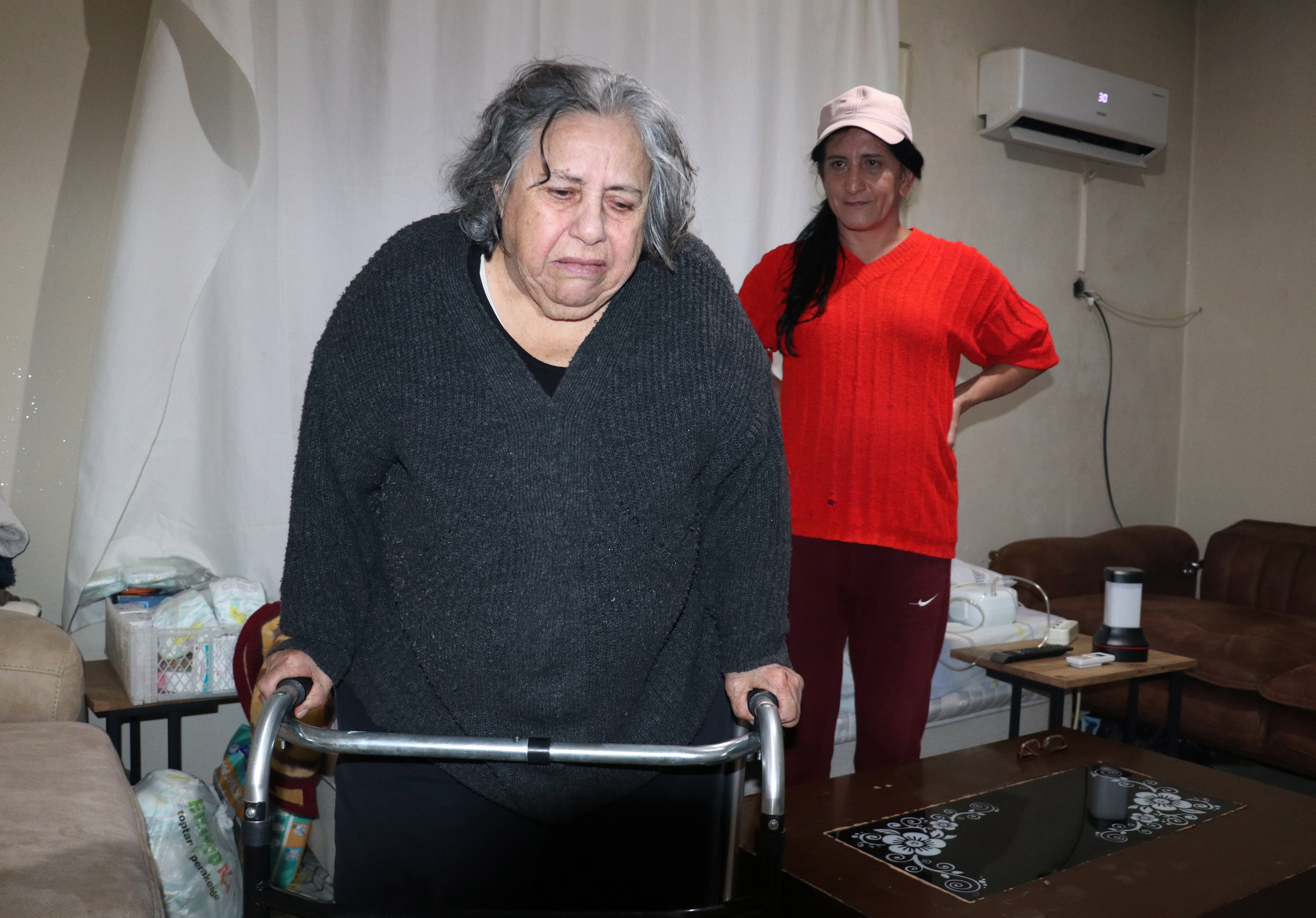 Güler Tıraş evinin içinde