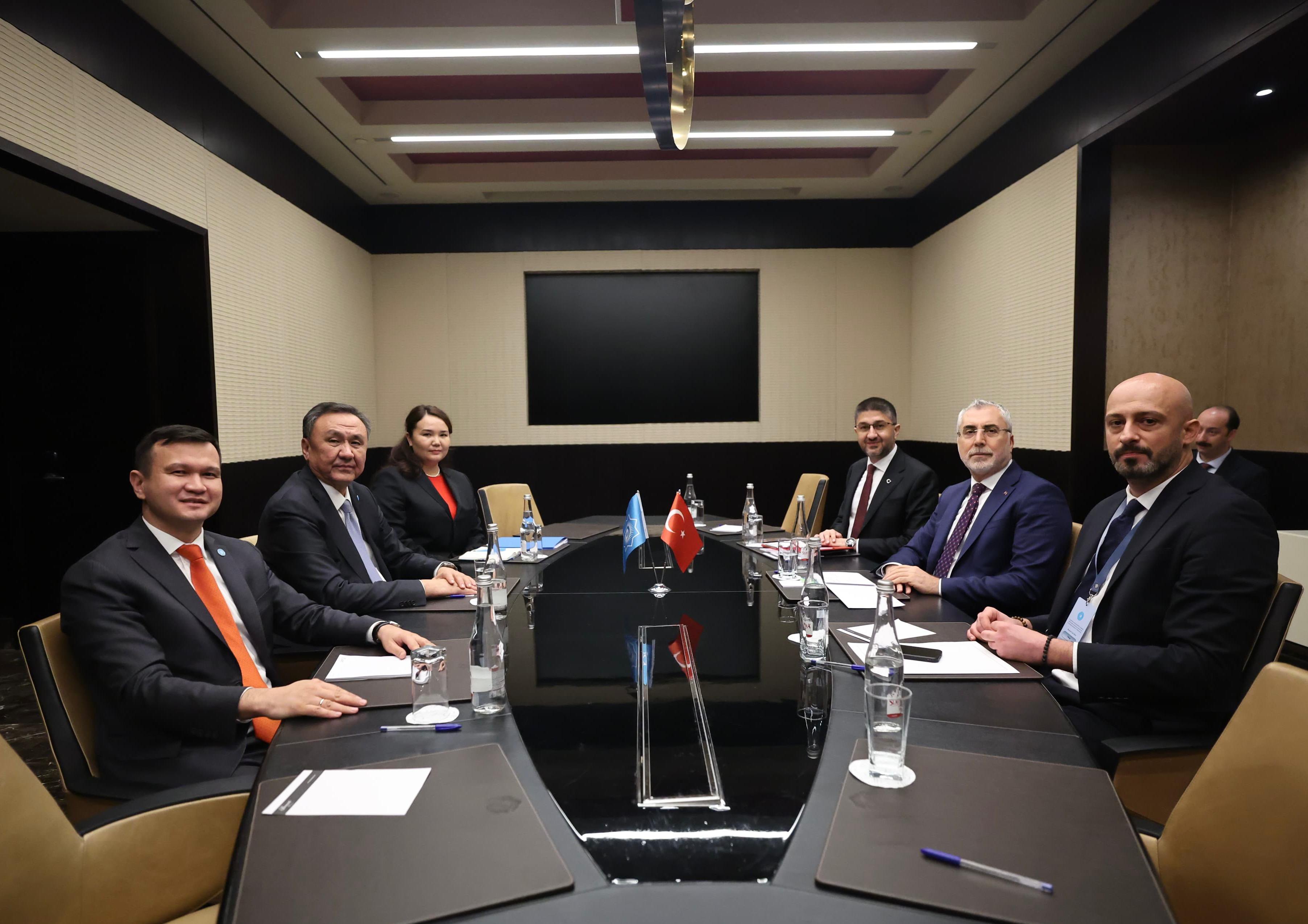 Bakan Vedat Işıkhan Türk Devletleri Teşkilatı Genel Sekreteri Kubaniçbek Ömüraliyev ile görüşüyor