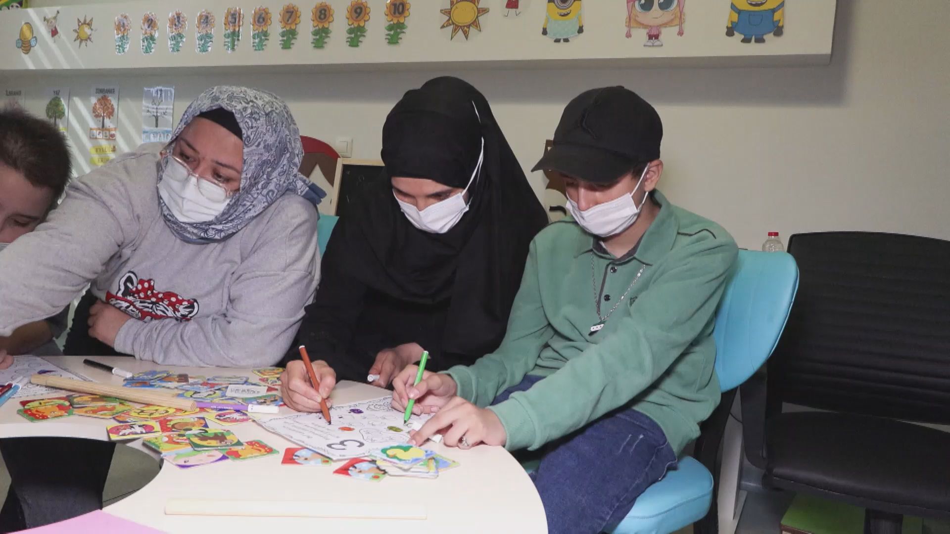 Hastane sınıfında ders çalışan çocuk