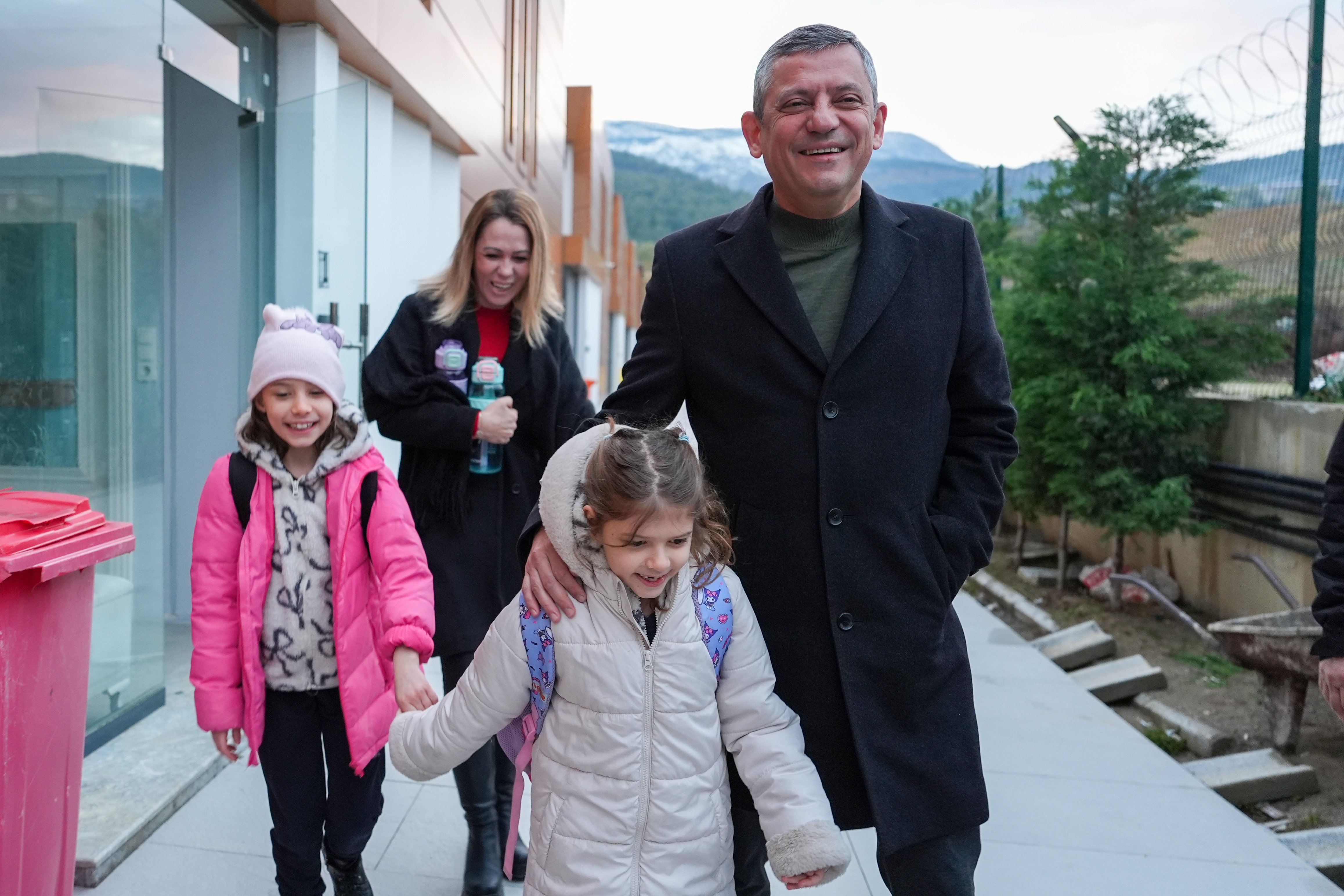 Özgür Özel okul ziyareti