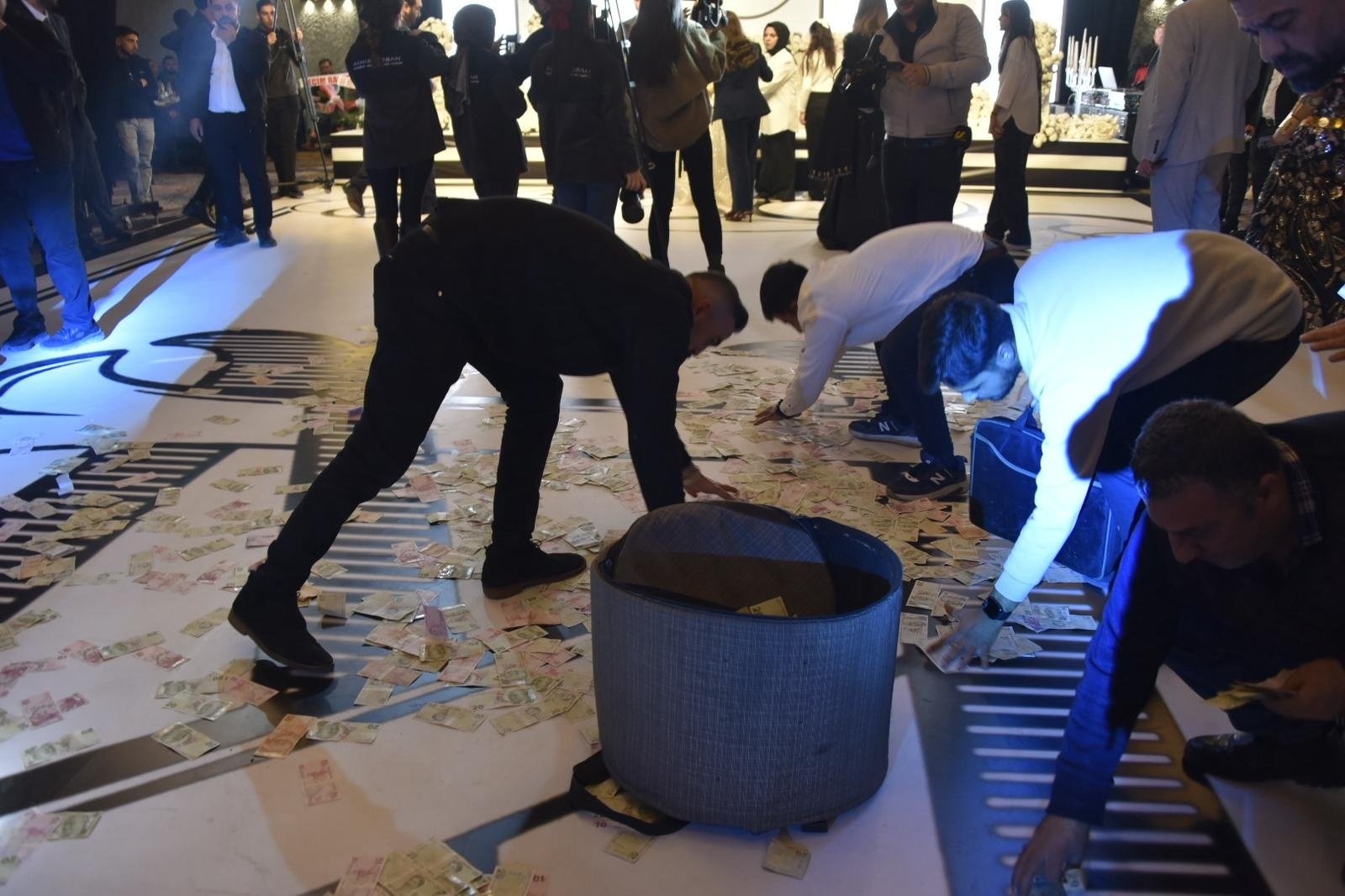 Barzani İzol düğünü para saçma