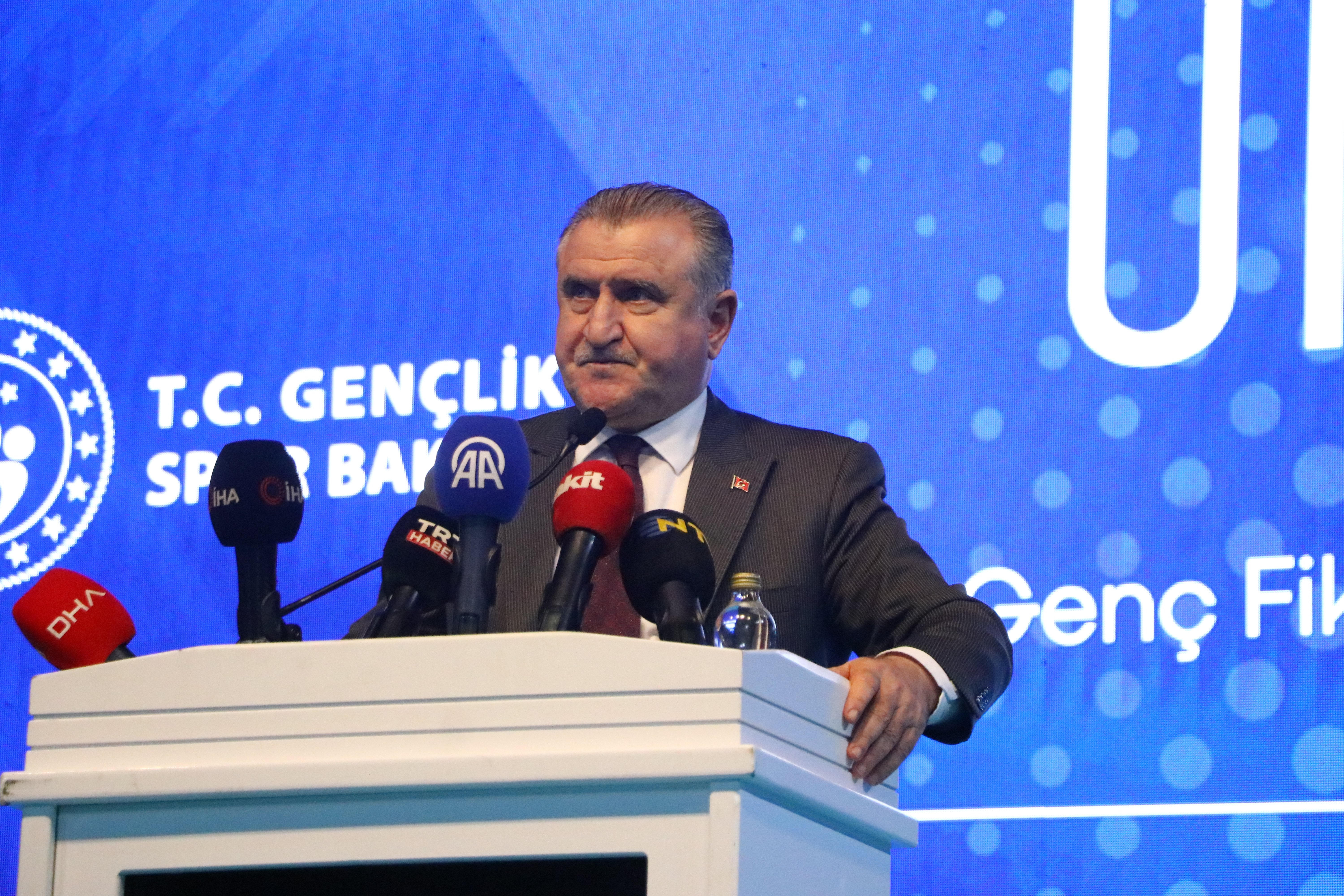 Bakan Osman Aşkın Bak gençlerle