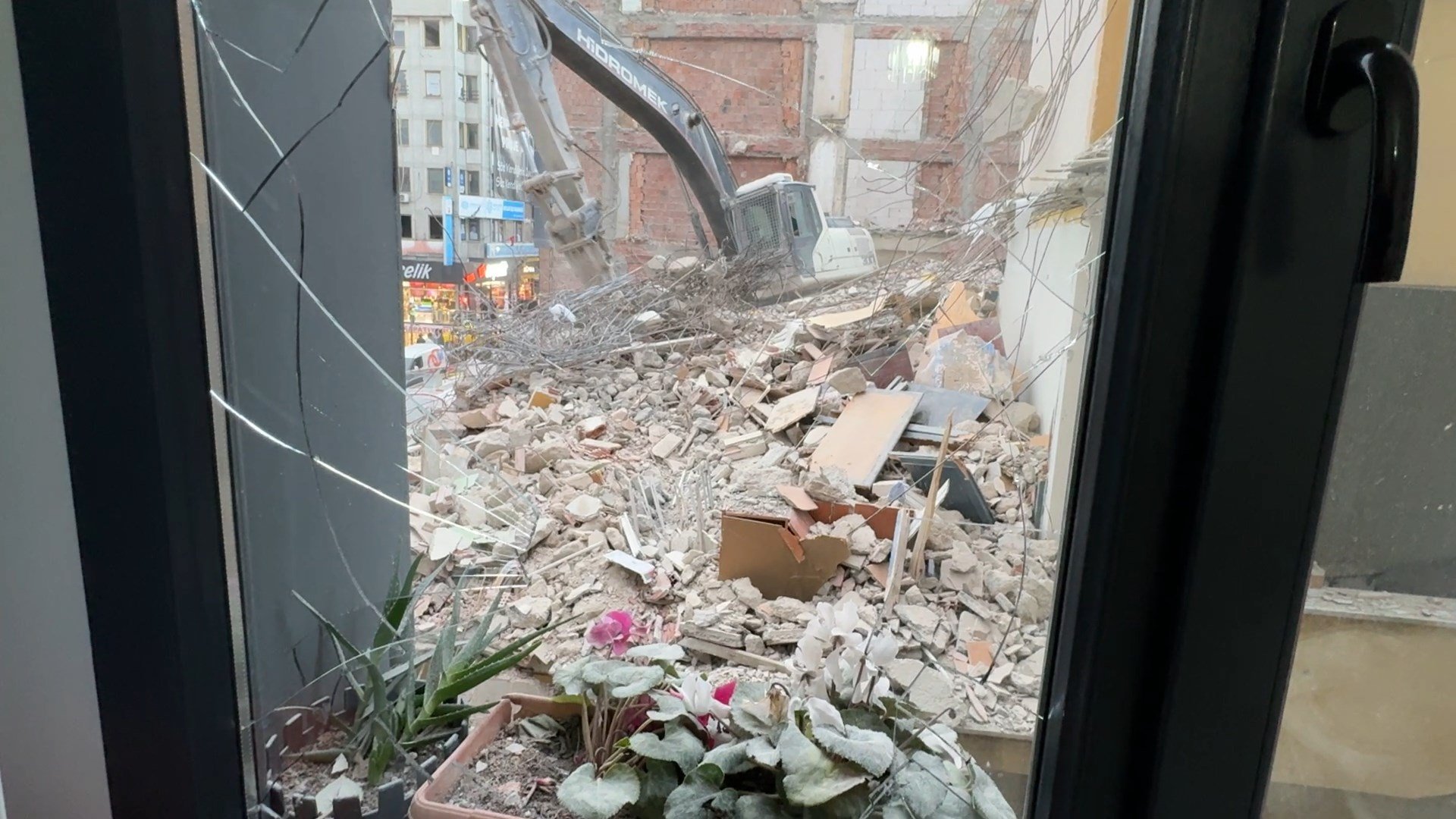 Avcılar yıkım kazası beton parçaları