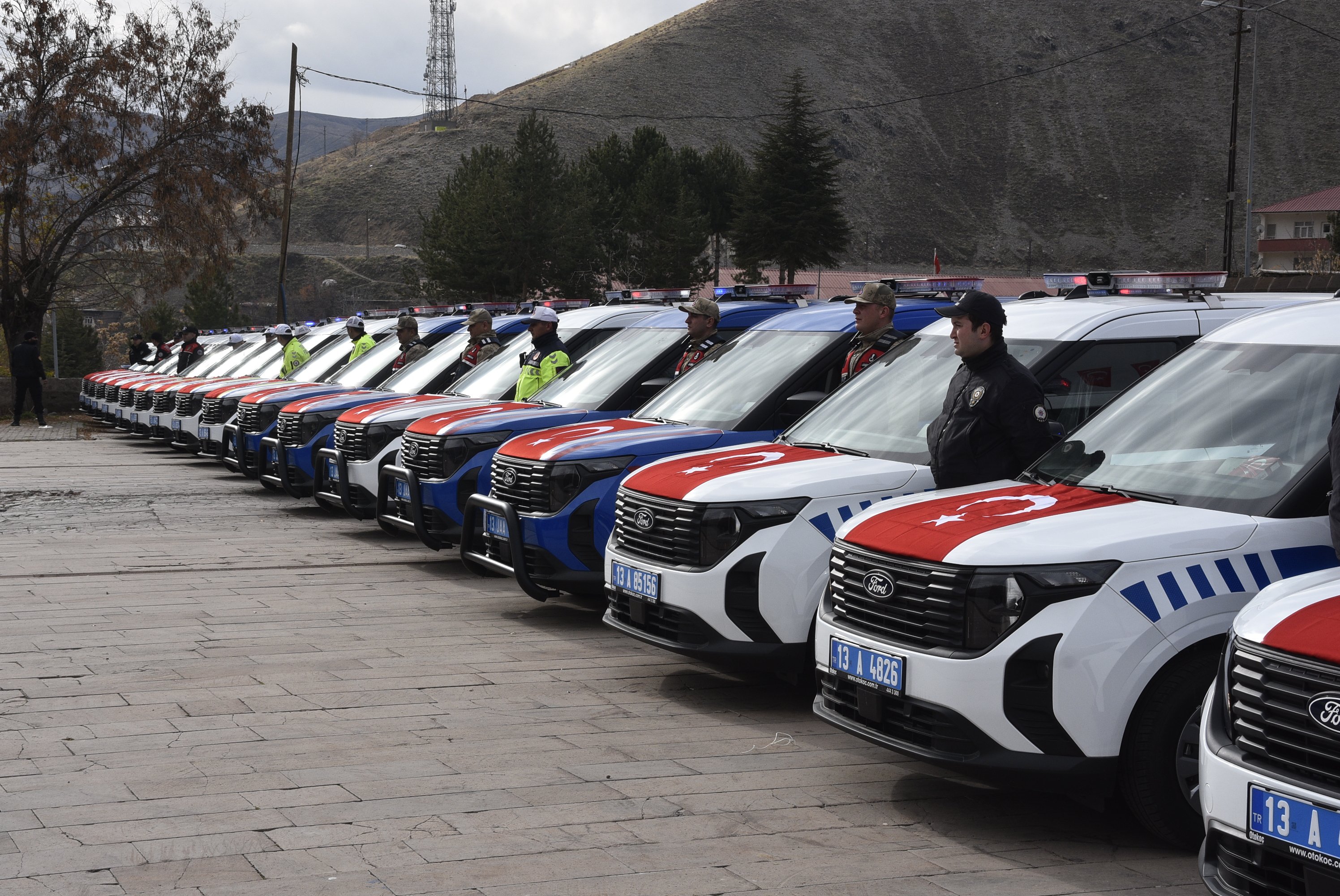Bitlis Valisi Ahmet Karakaya araç teslim töreninde konuşma yapıyor