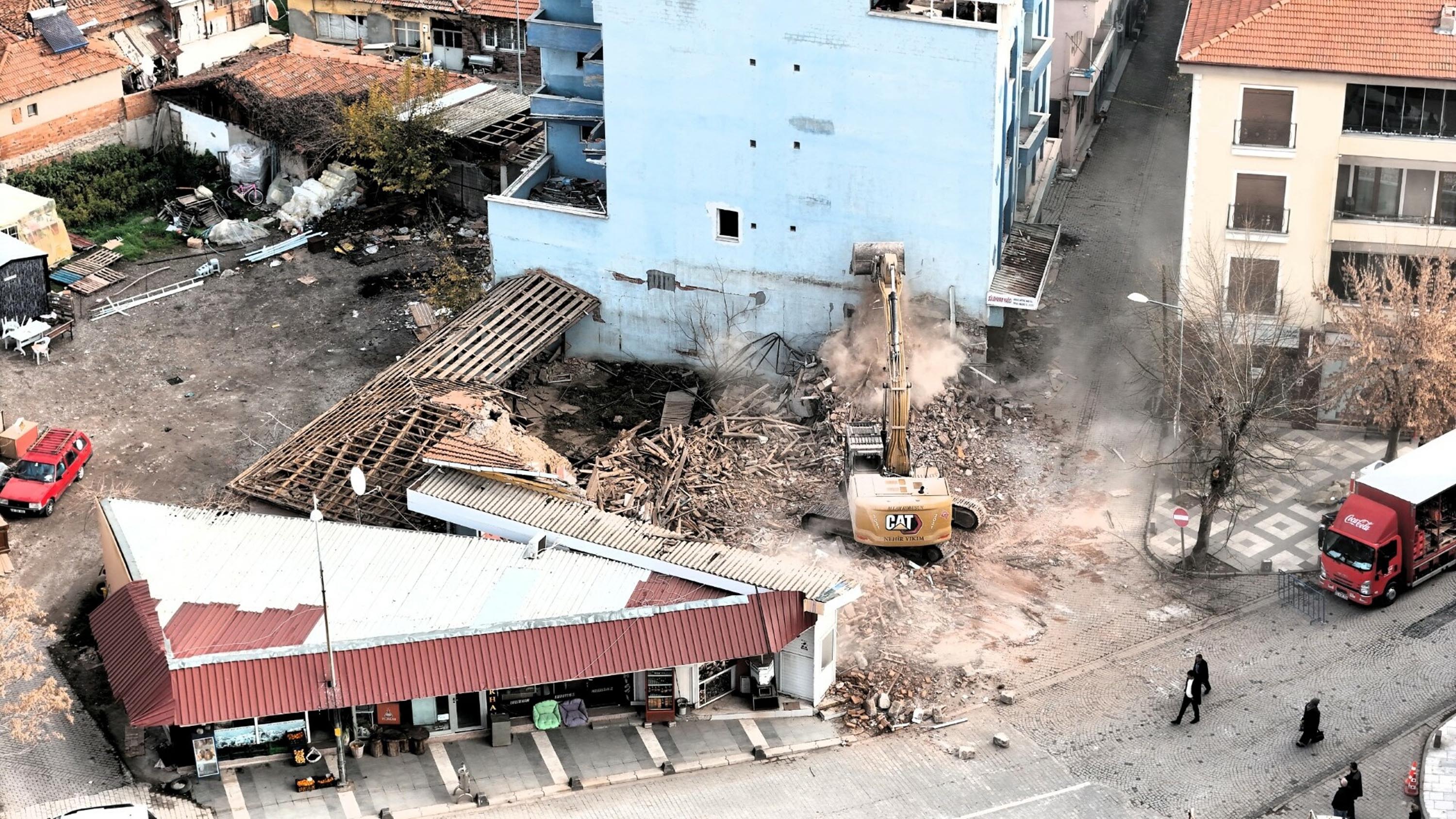 Sındırgı deprem sonrası enkaz kaldırma