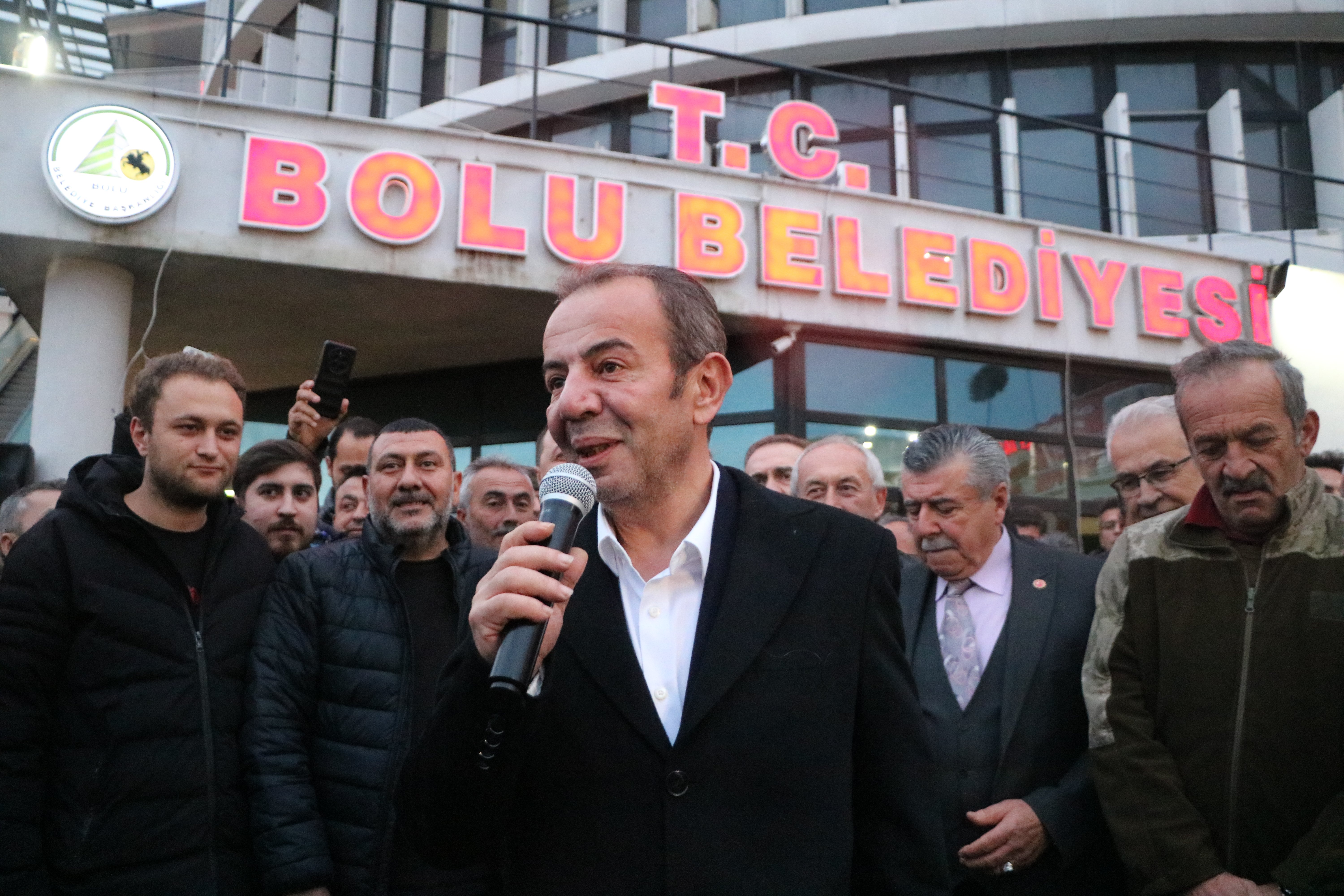 Tanju Özcan vatandaşlarla