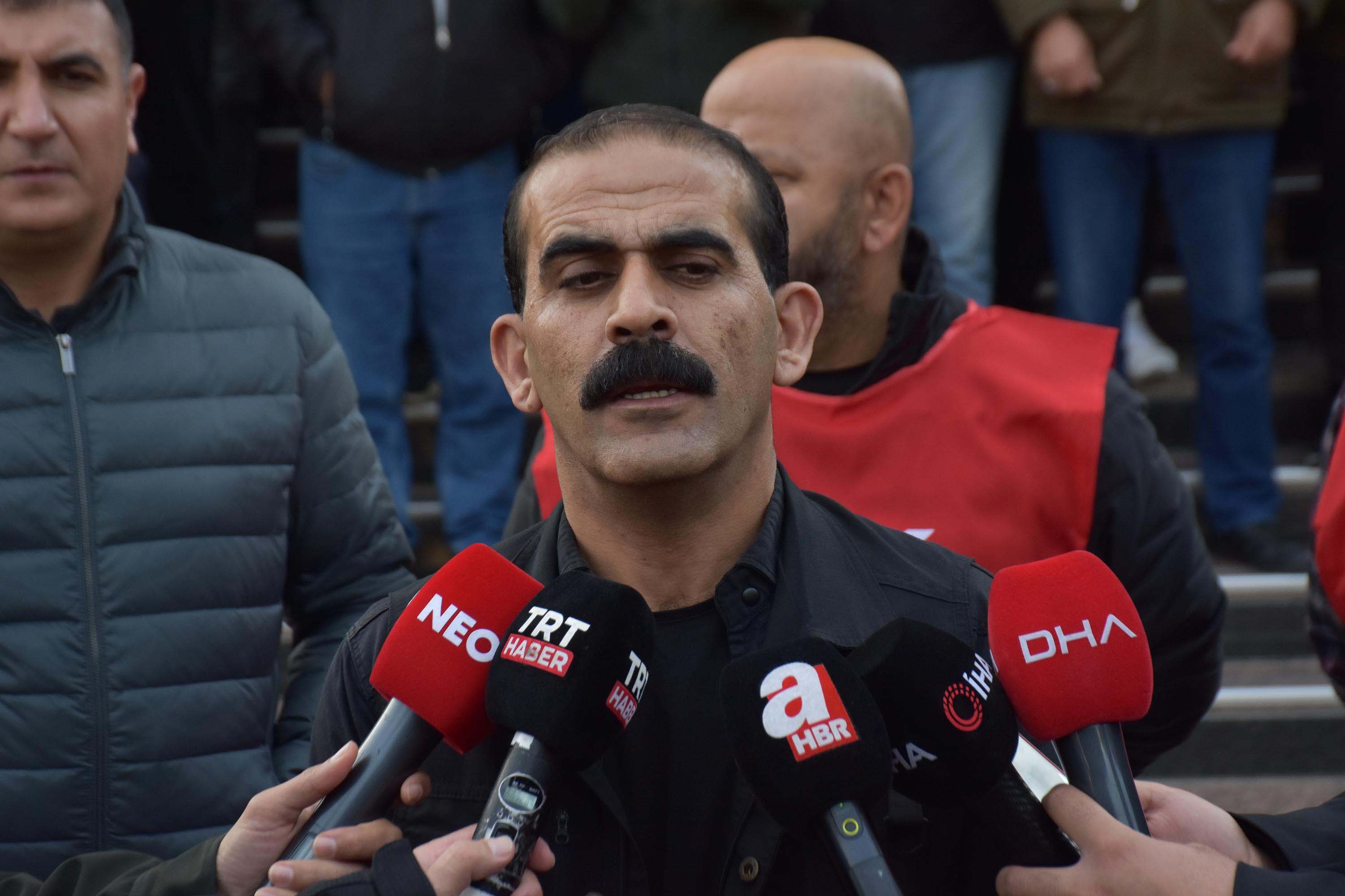 Buca Belediyesi işçileri sendika temsilcisini dinliyor