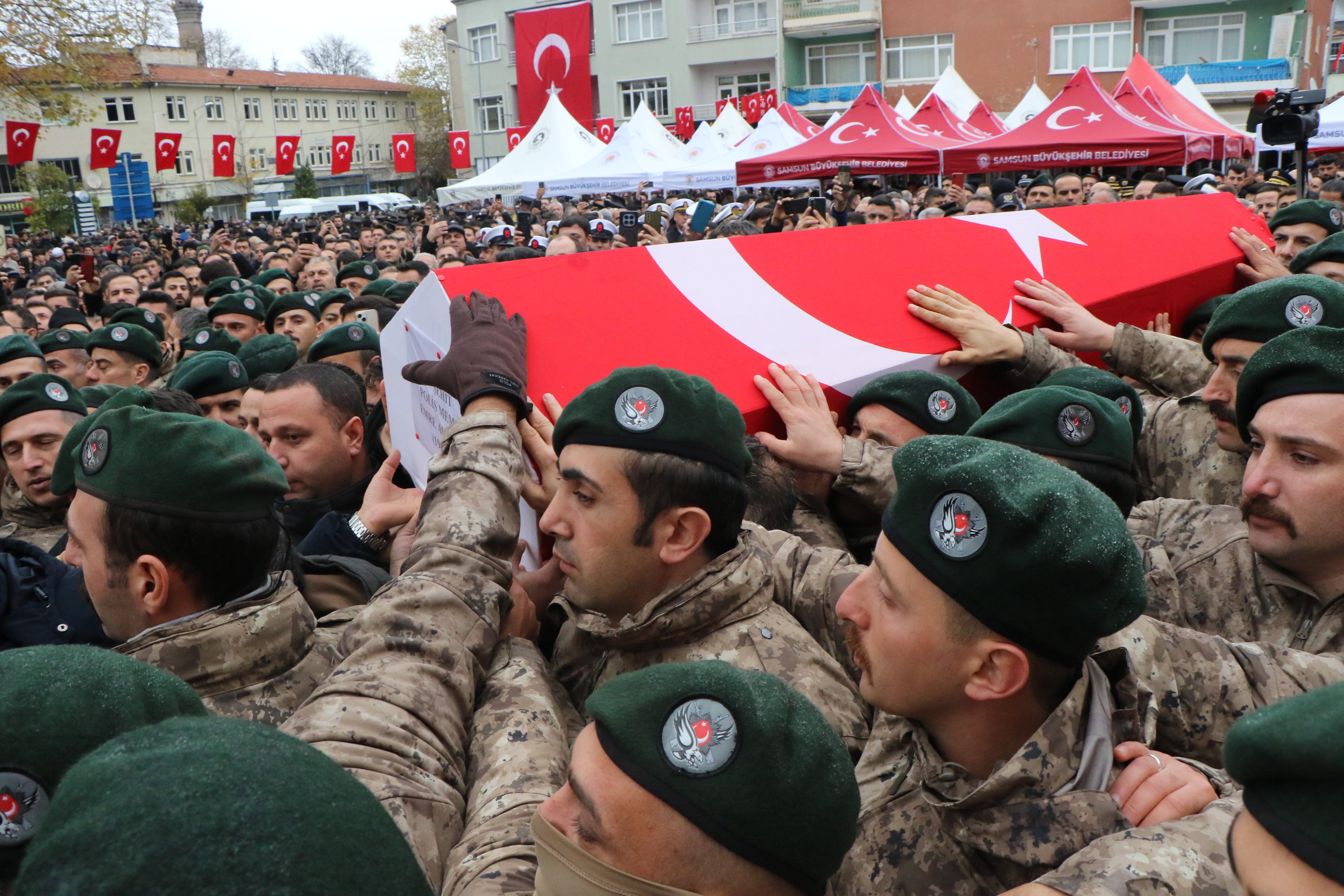 Şehit polis memuru için askeri tören