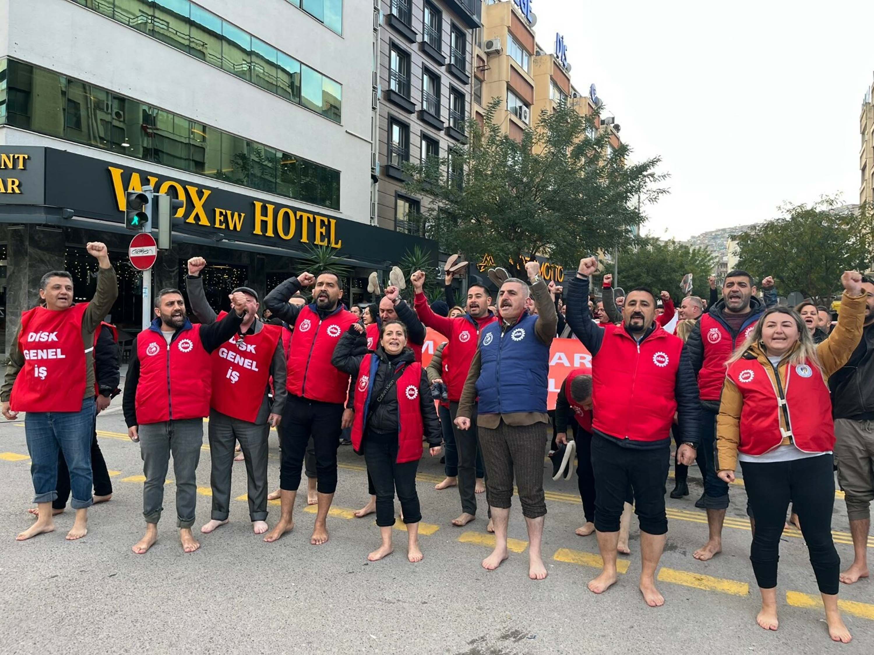 İzmir Büyükşehir Belediyesi işçileri çıplak ayakla yürüyor
