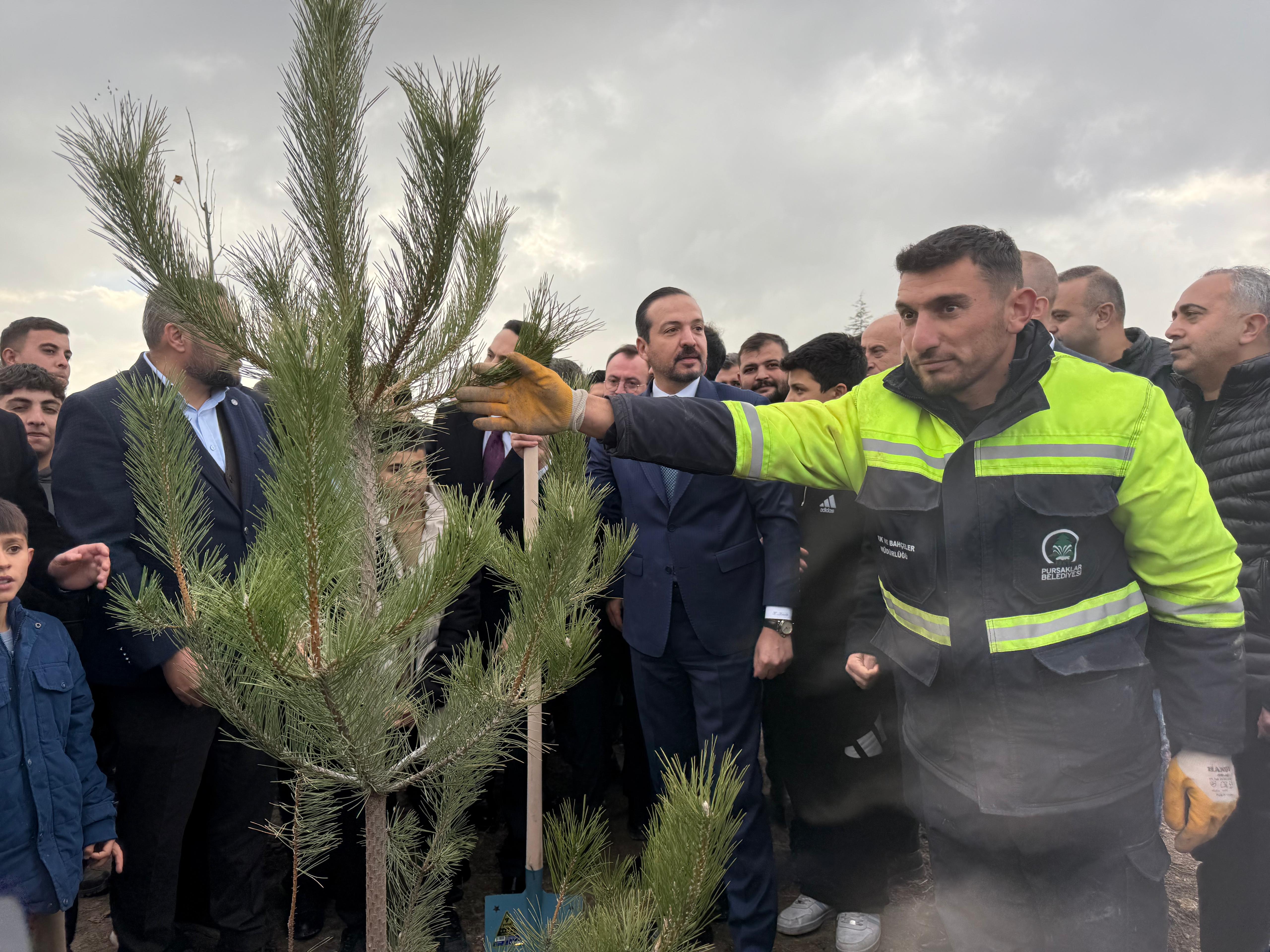 Kürşad Zorlu fidan dikerken