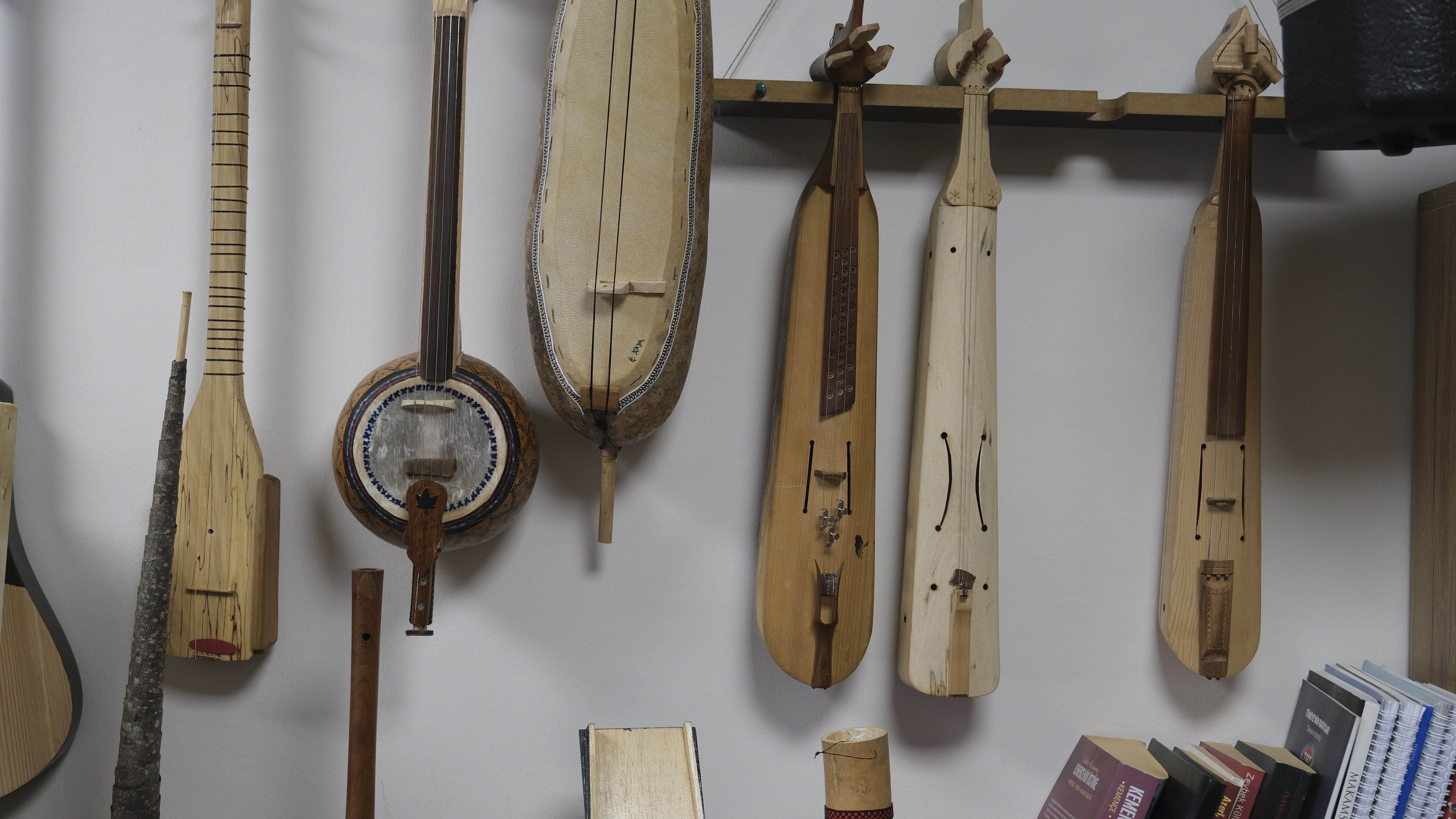 Emrah Kaya öğrencileriyle birlikte