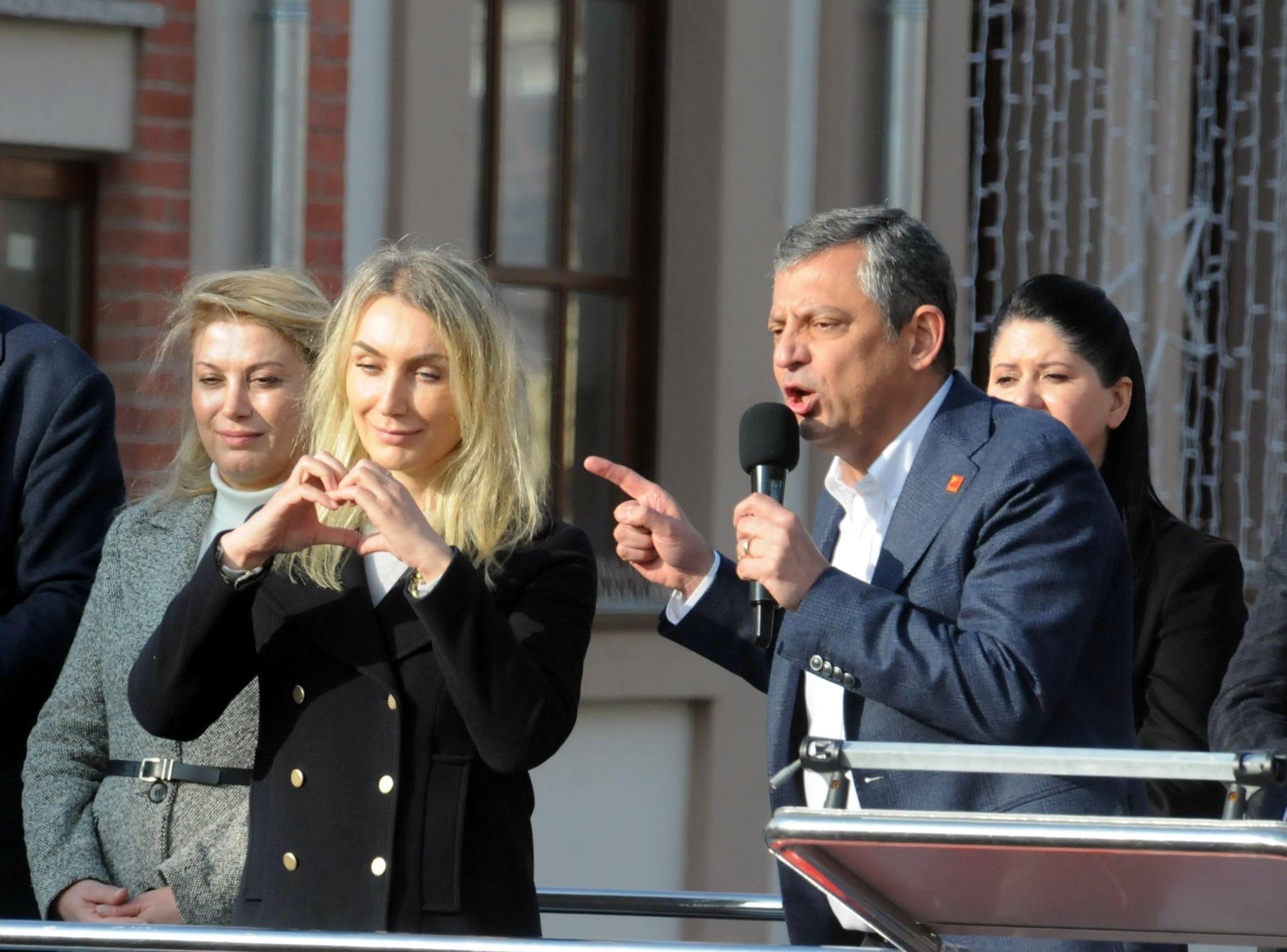 Özgür Özel ve yanındakiler