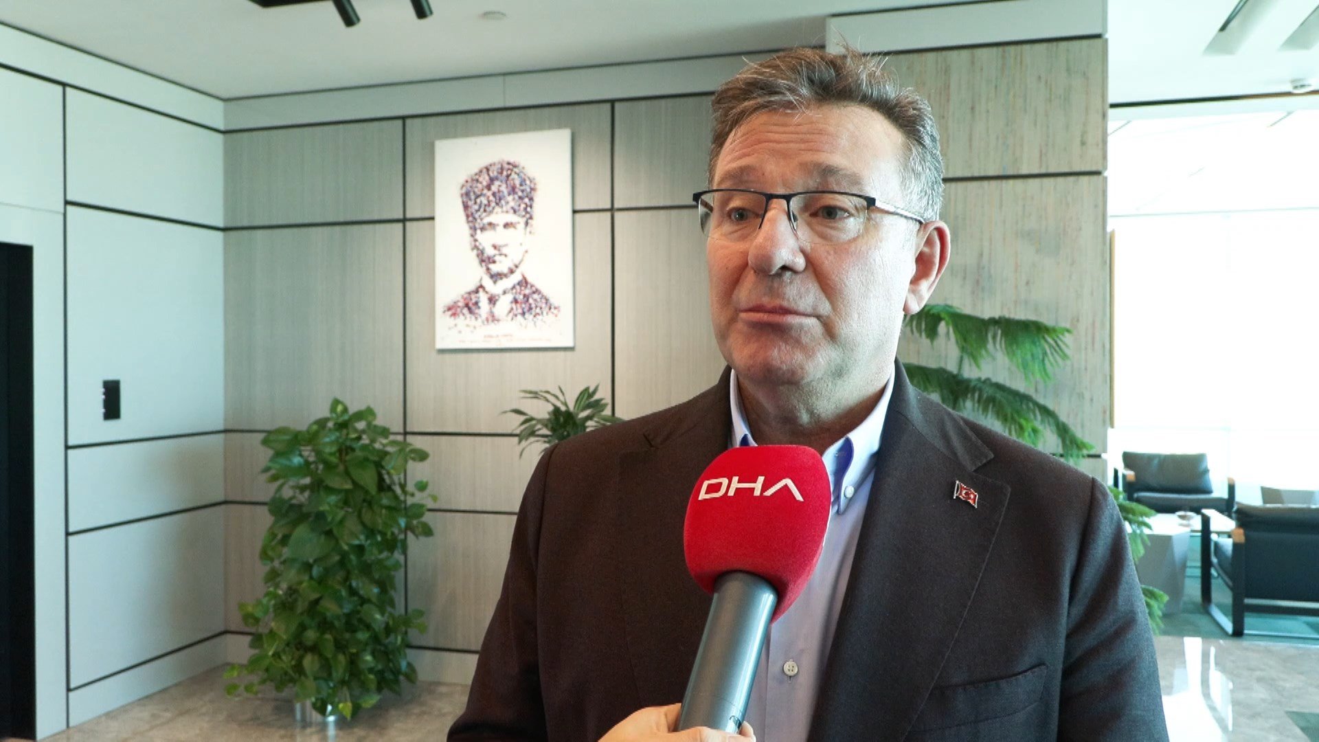 Pazarcı esnafı belediye önünde toplanmış