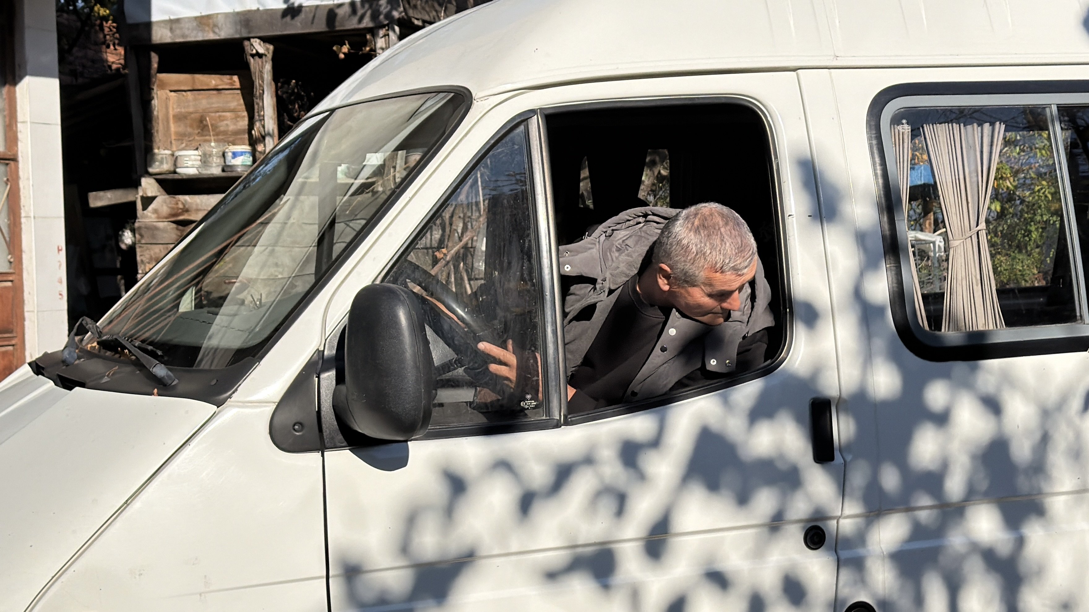 Jandarma personeli şehit babasını evinde ziyaret ediyor