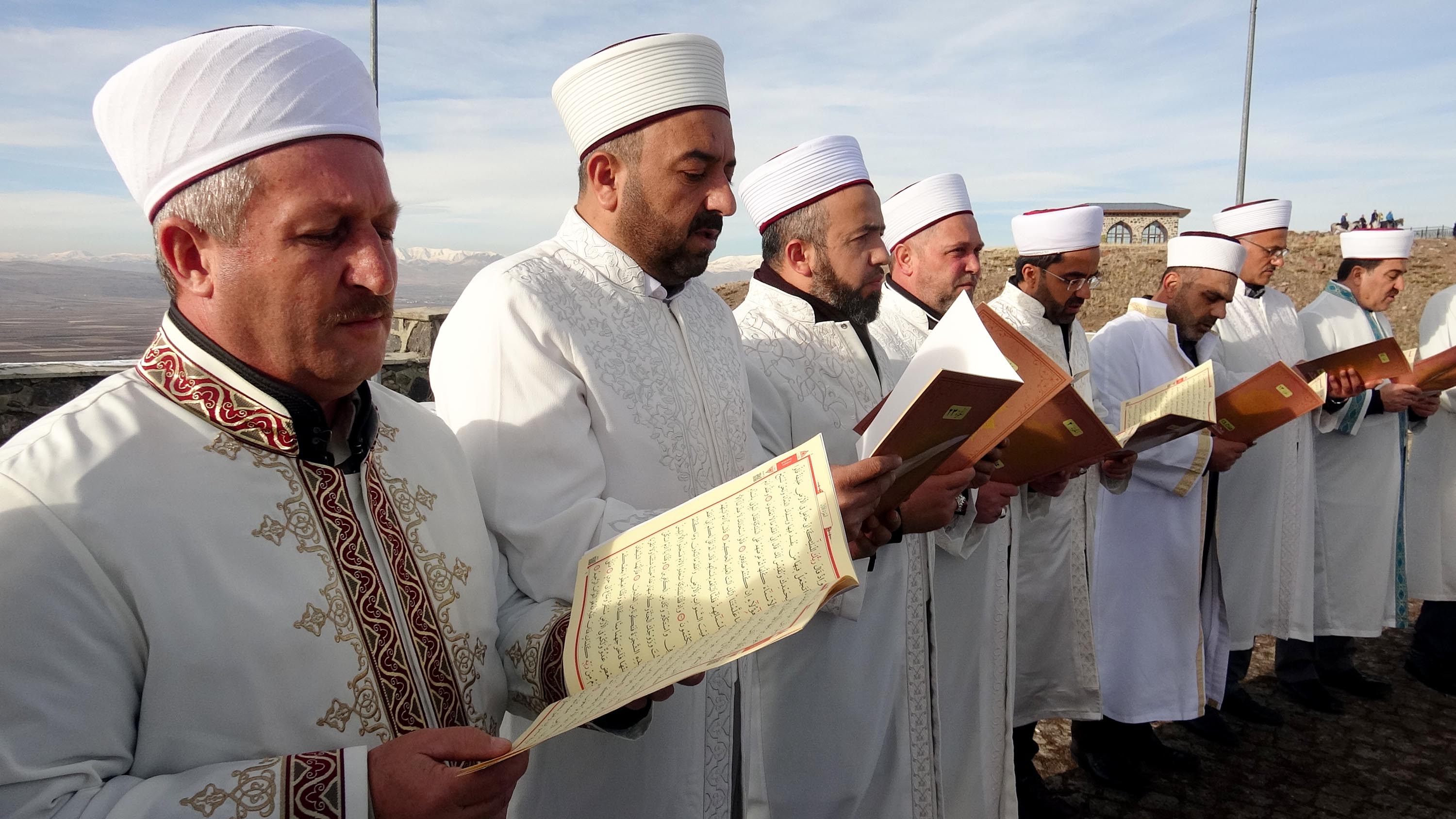 Vali Çiftçi ve Başkan Sekmen 1001 Hatim Töreninde