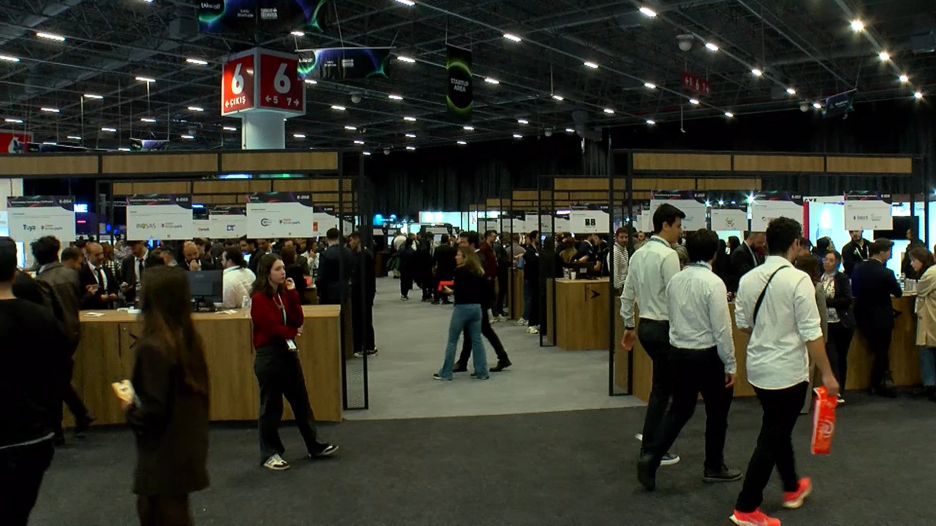 Bakan Kacır zirvede konuşma yapıyor