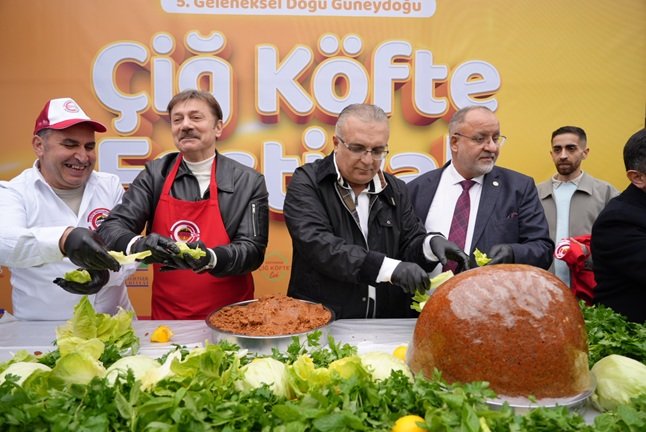 Bahçelievler Belediye Başkanı Hakan Bahadır Çiğ Köfte İkram Ediyor