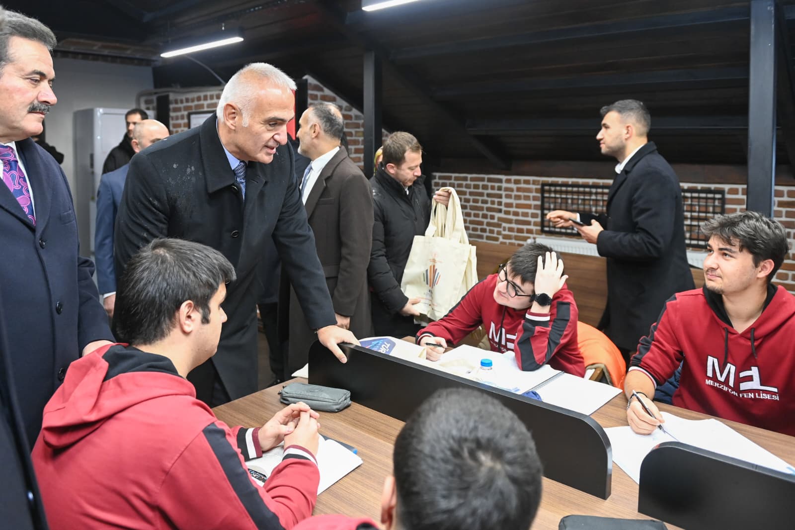 Kütüphane Açılışında Protokol