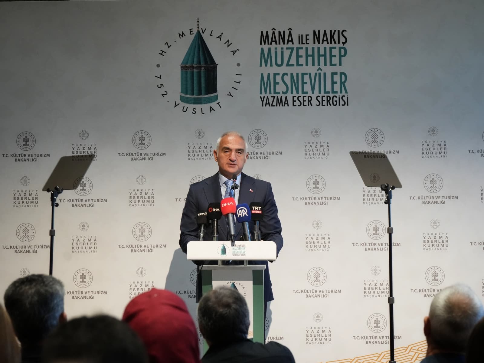 Bakan Ersoy ve beraberindekiler sergiyi geziyor