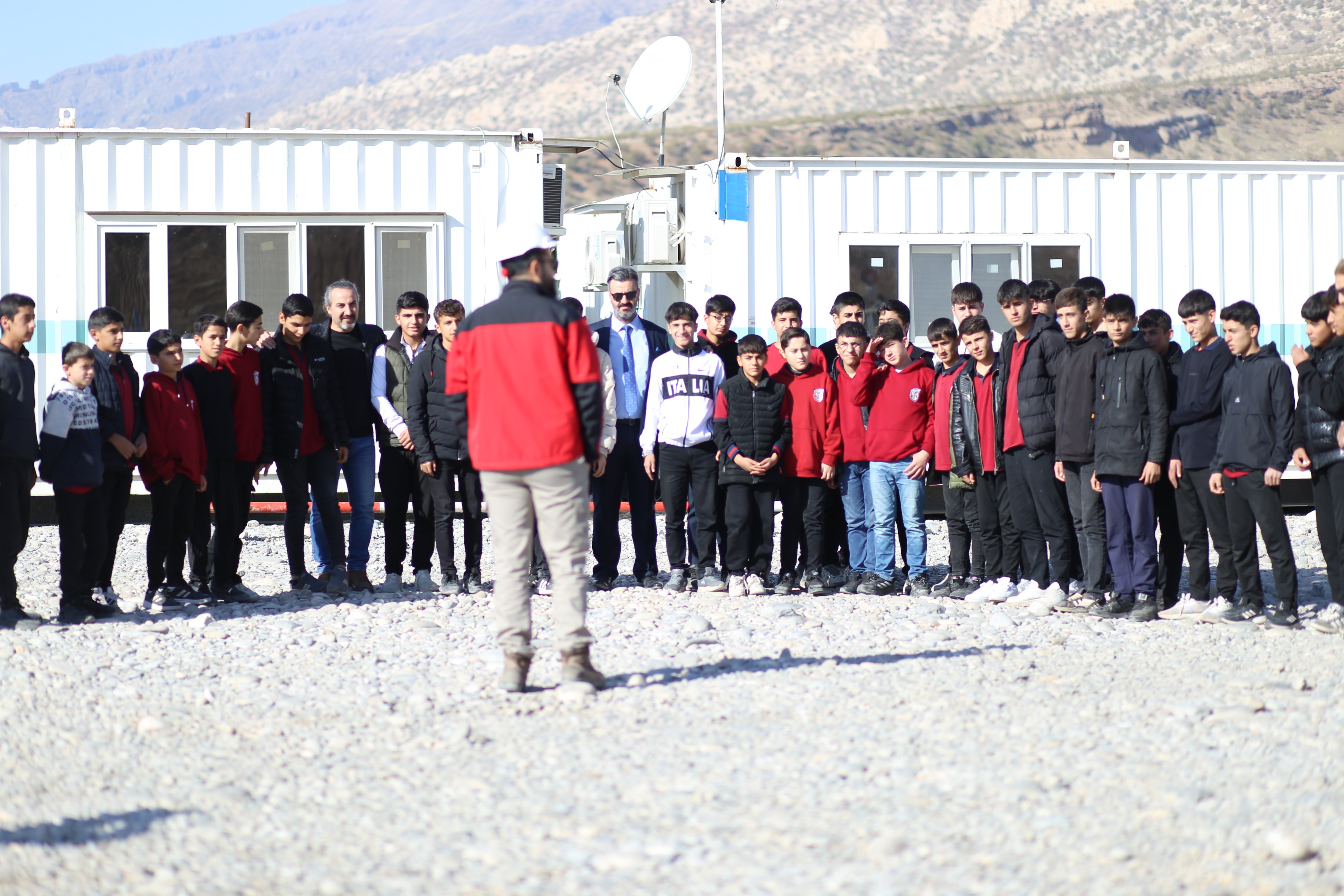 Silopi öğrencileri sondaj sahasında