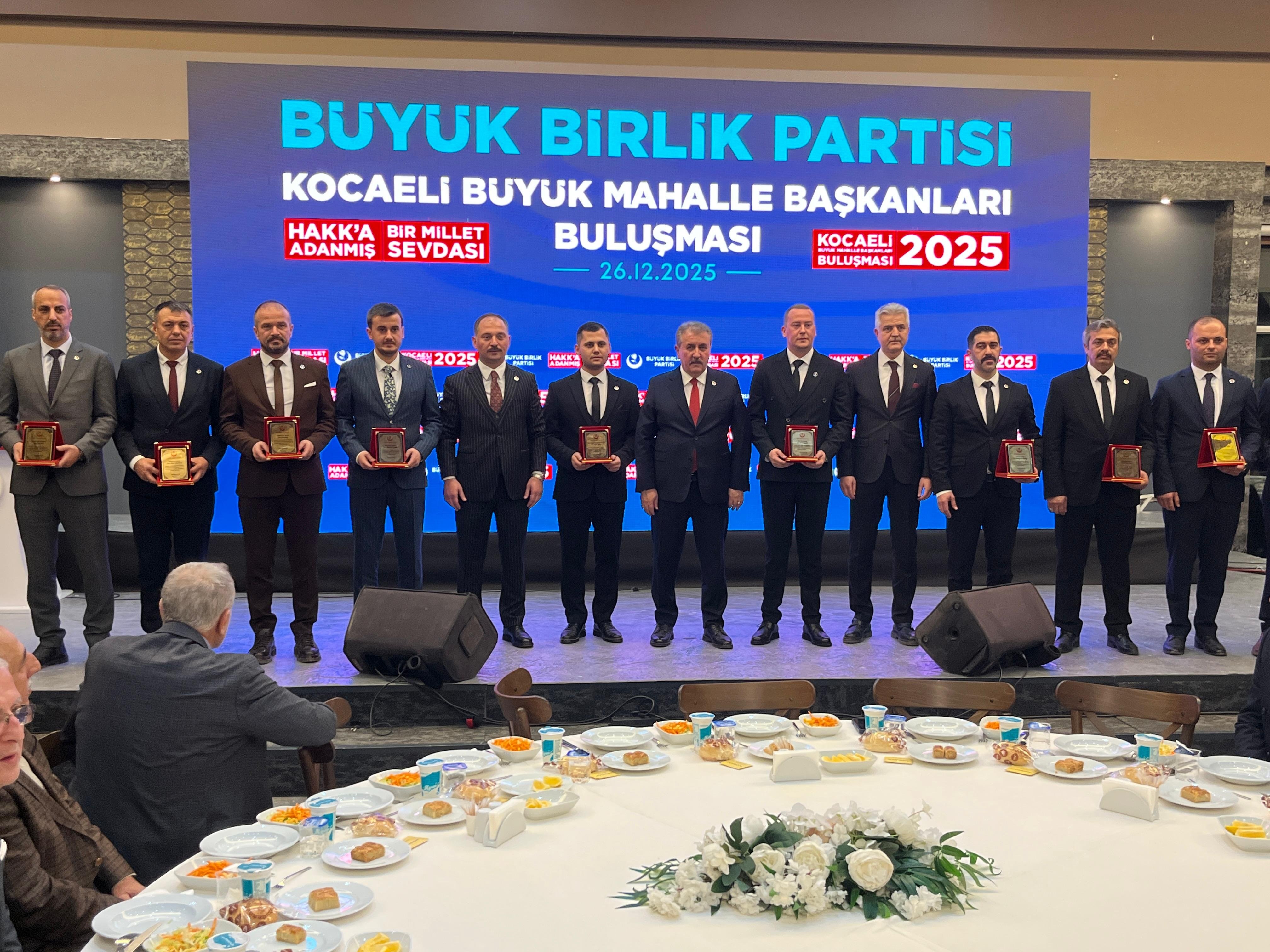 BBP lideri Mustafa Destici katılımcılarla