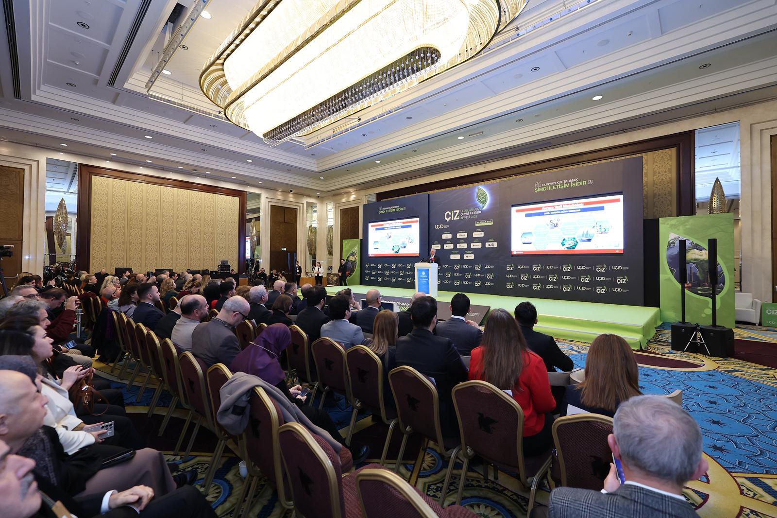 Bakan Bolat zirvede konuşma yapıyor