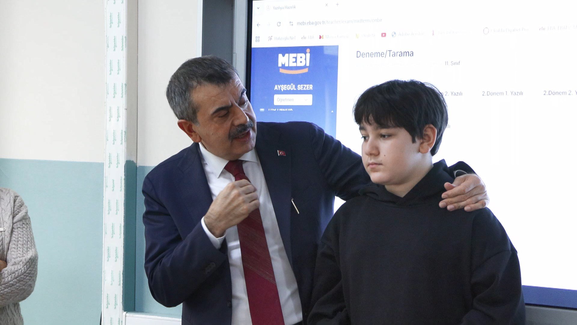 Bakan Tekin ve öğrenciler toplu fotoğraf