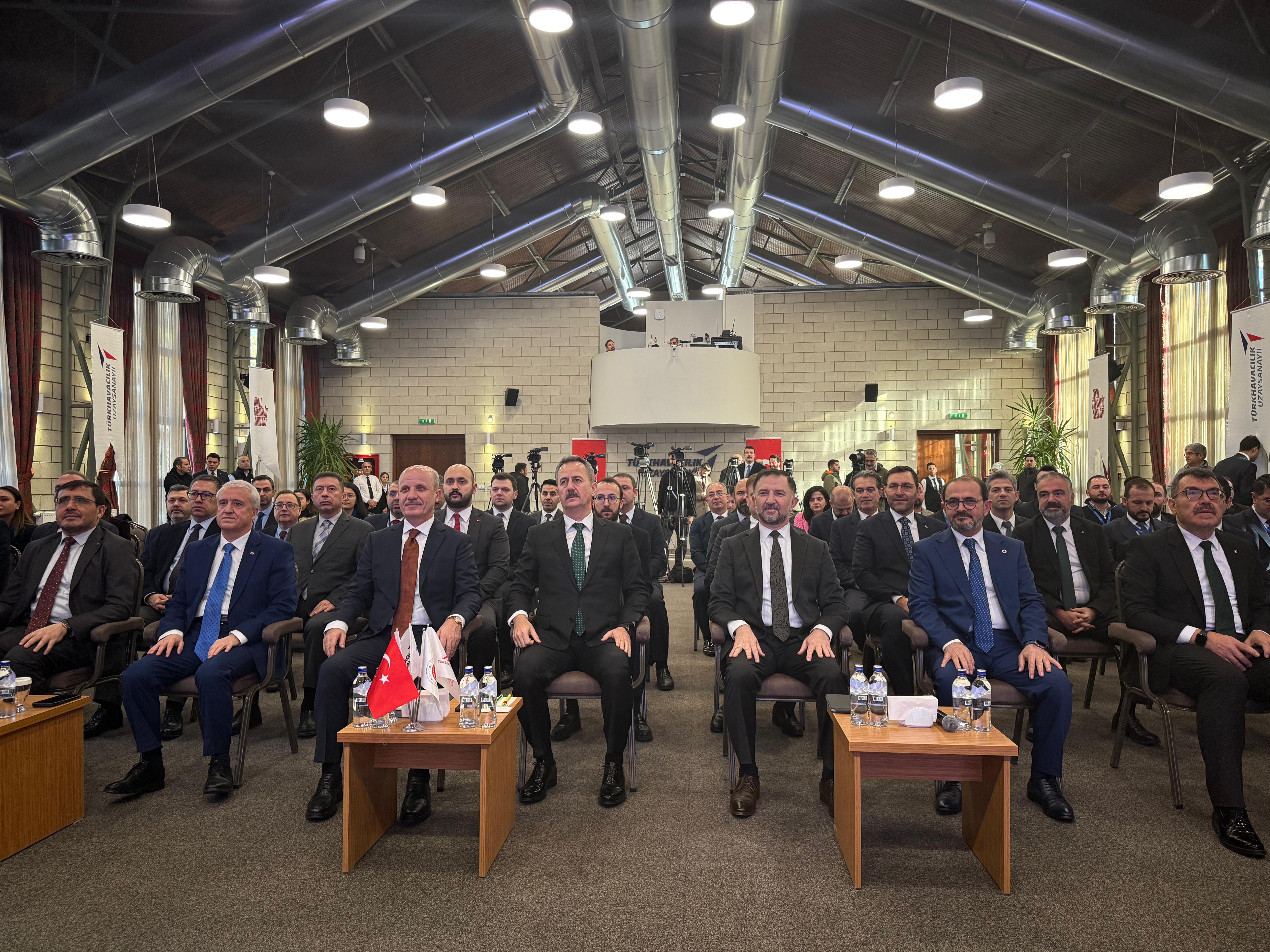 Savunma Sanayii Başkanı Haluk Görgün, YÖK Başkanı Erol Özvar, TUSAŞ Genel Müdürü Mehmet Demiroğlu protokol imzalıyor