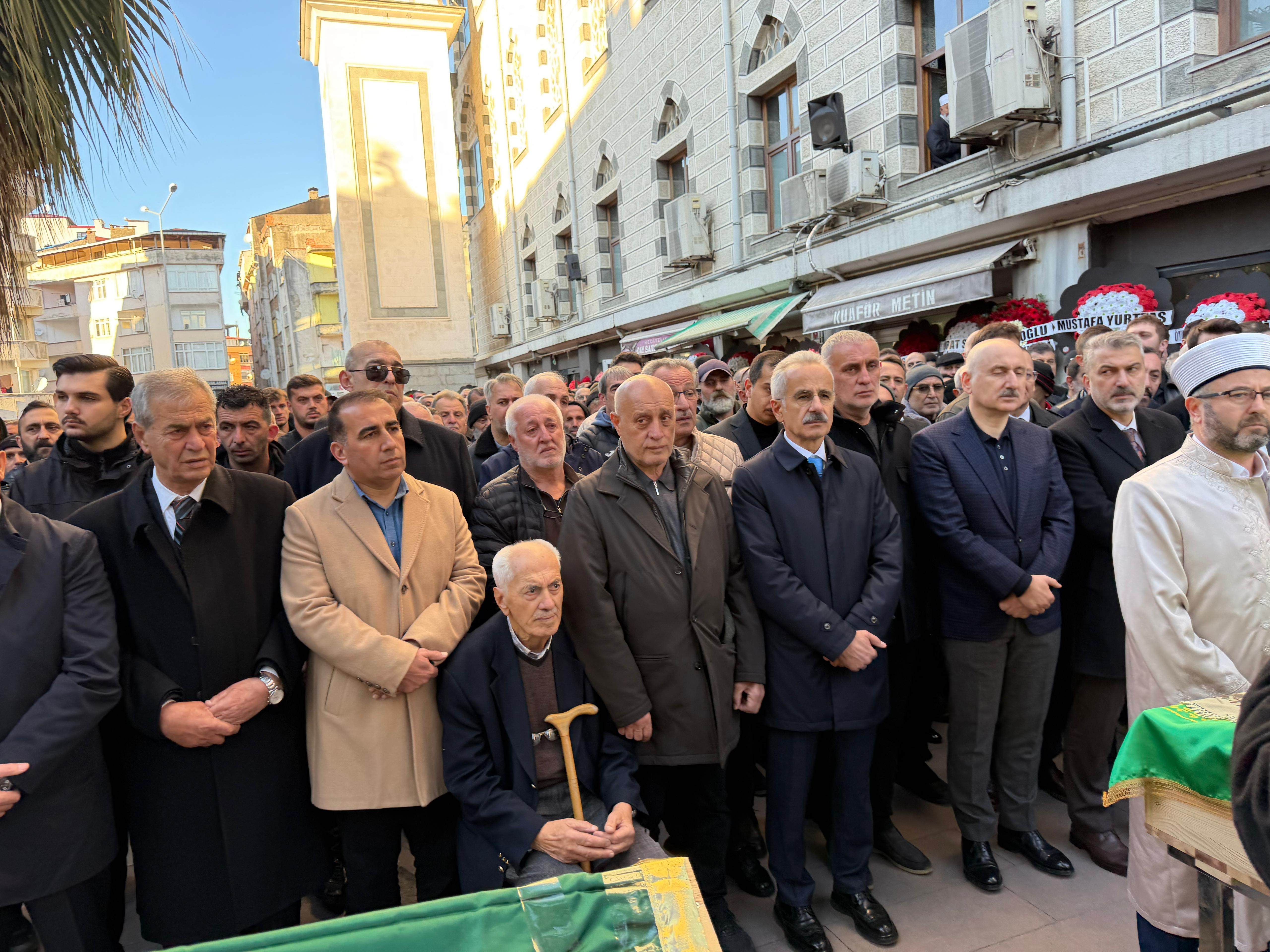 Cenaze namazı kılınırken