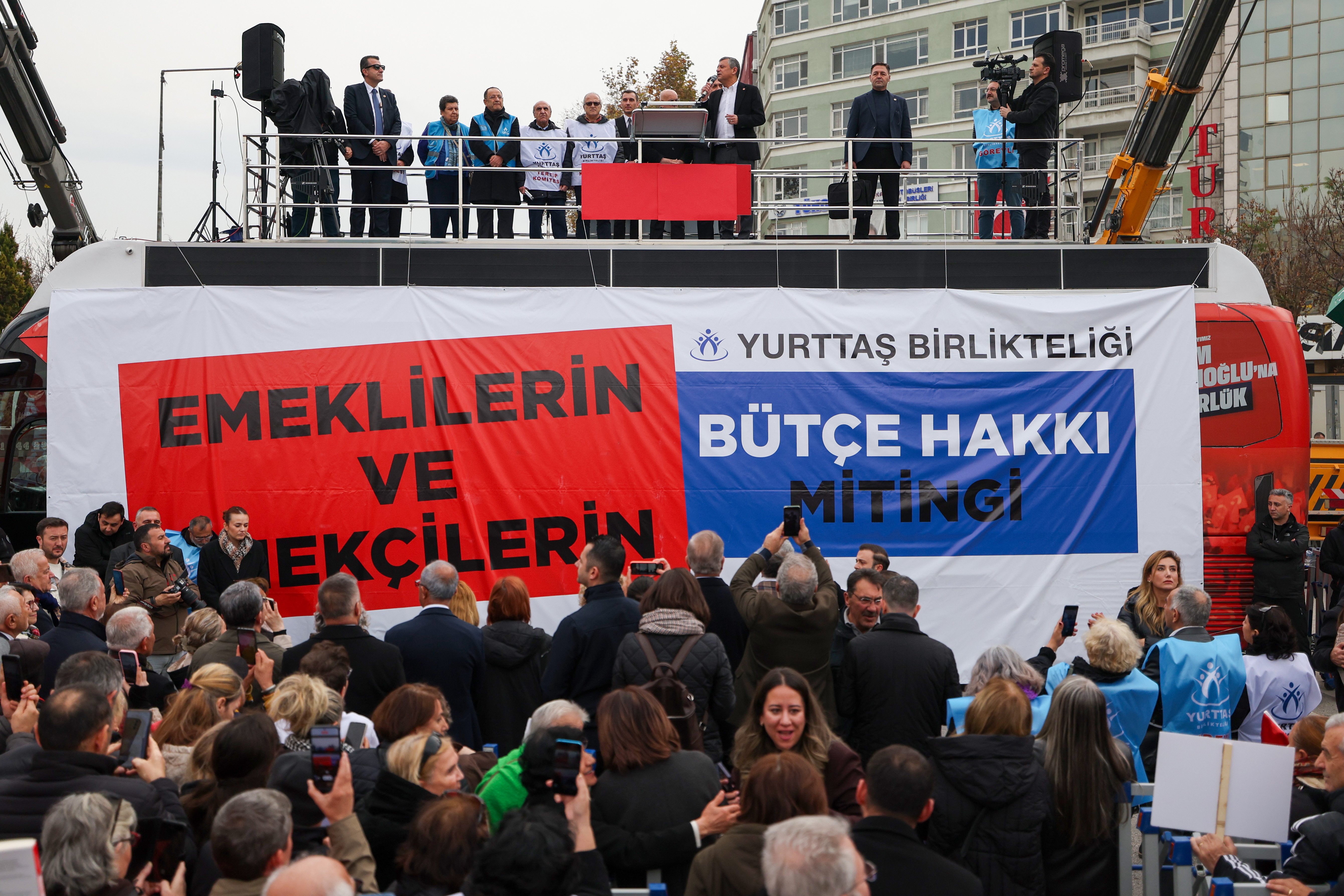 Özgür Özel konuşma yapıyor