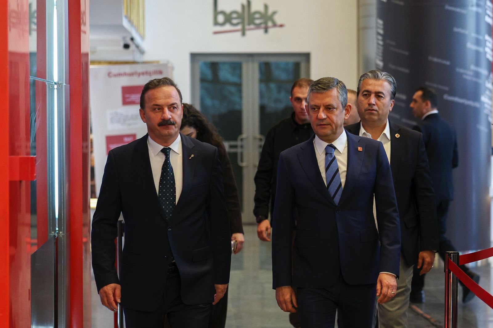 Özgür Özel konuşma yapıyor