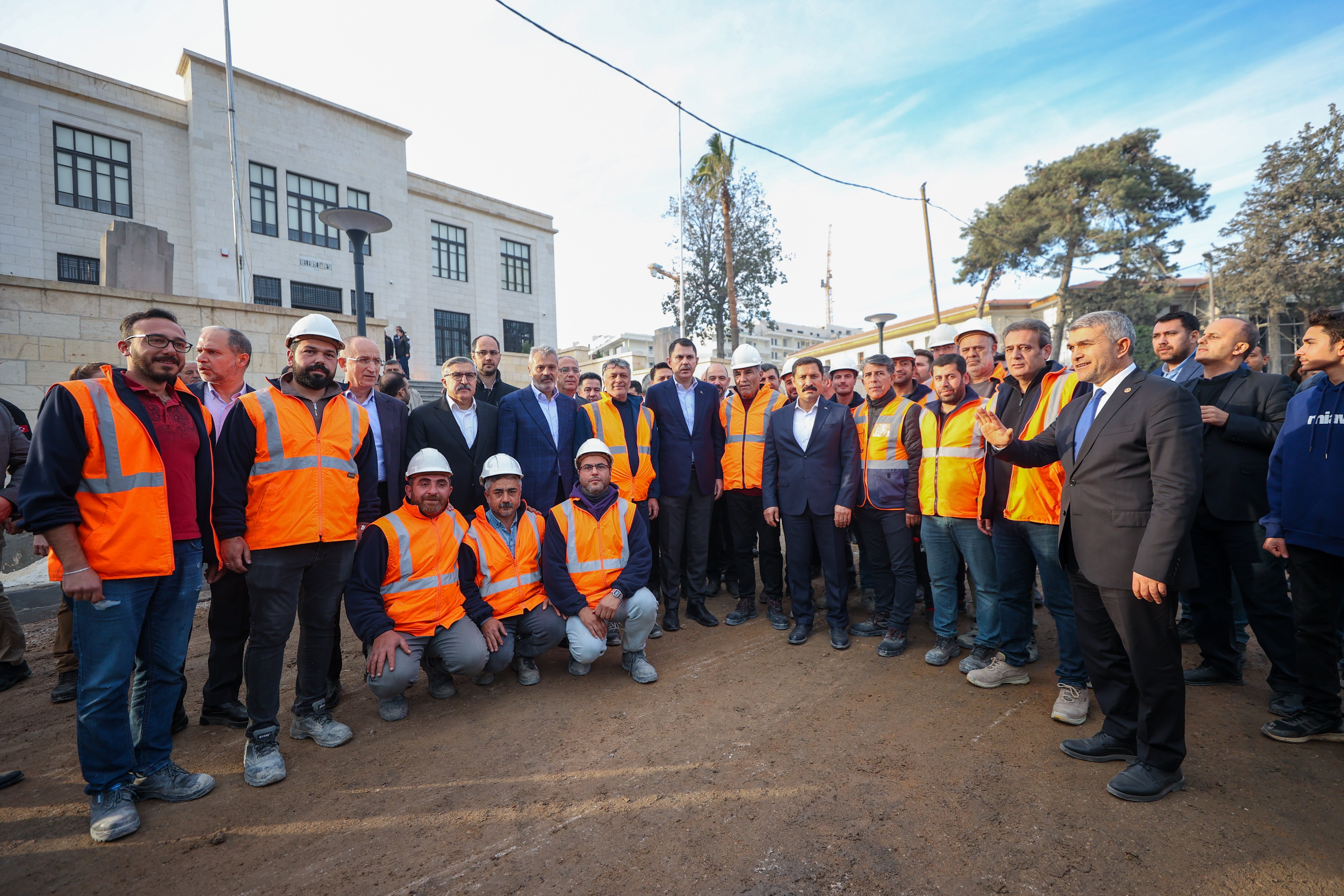 Bakan Kurum depremzedelerle