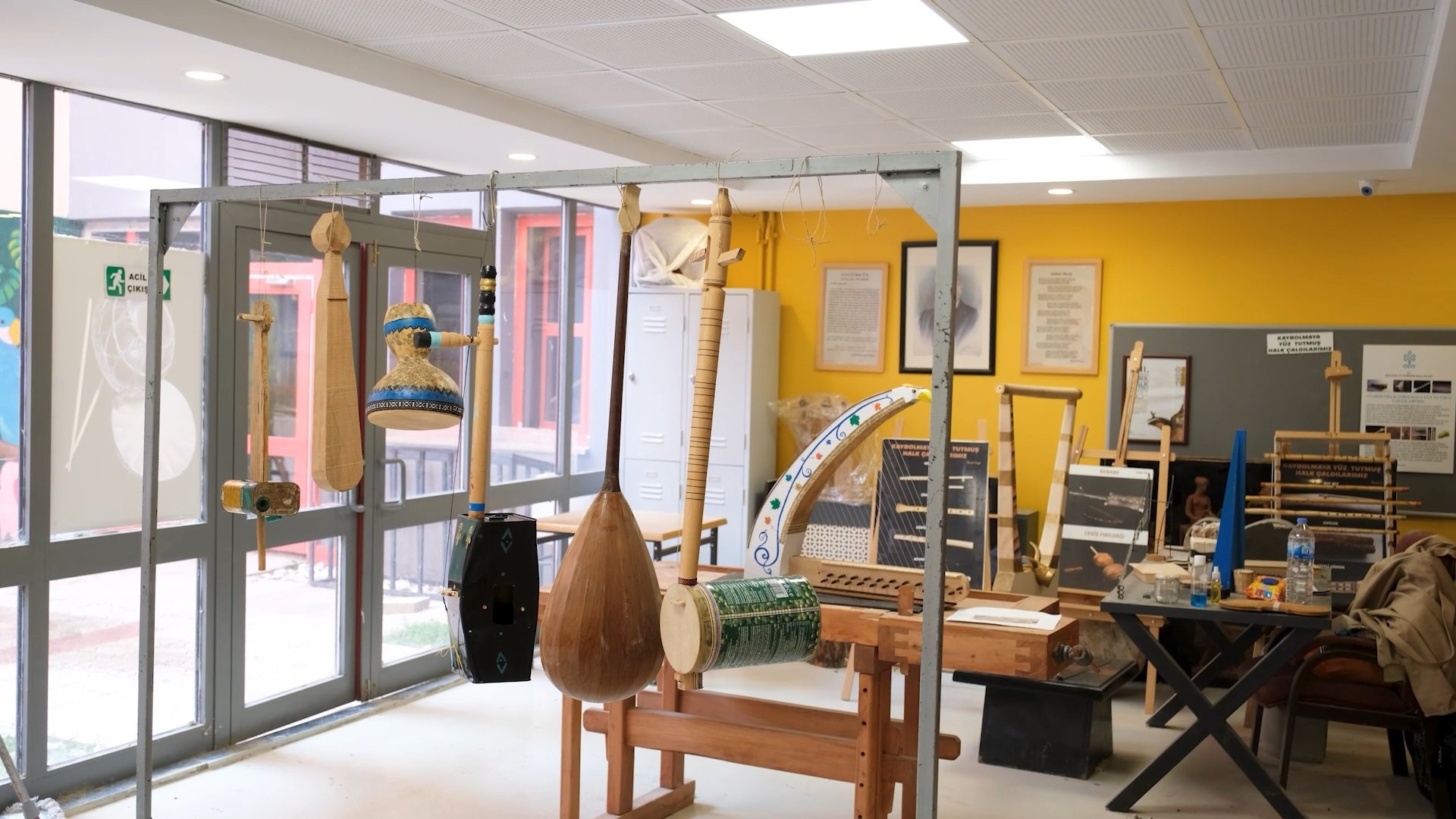 Öğretmen Emrah Kaya atık malzemelerden yaptığı enstrümanları gösteriyor