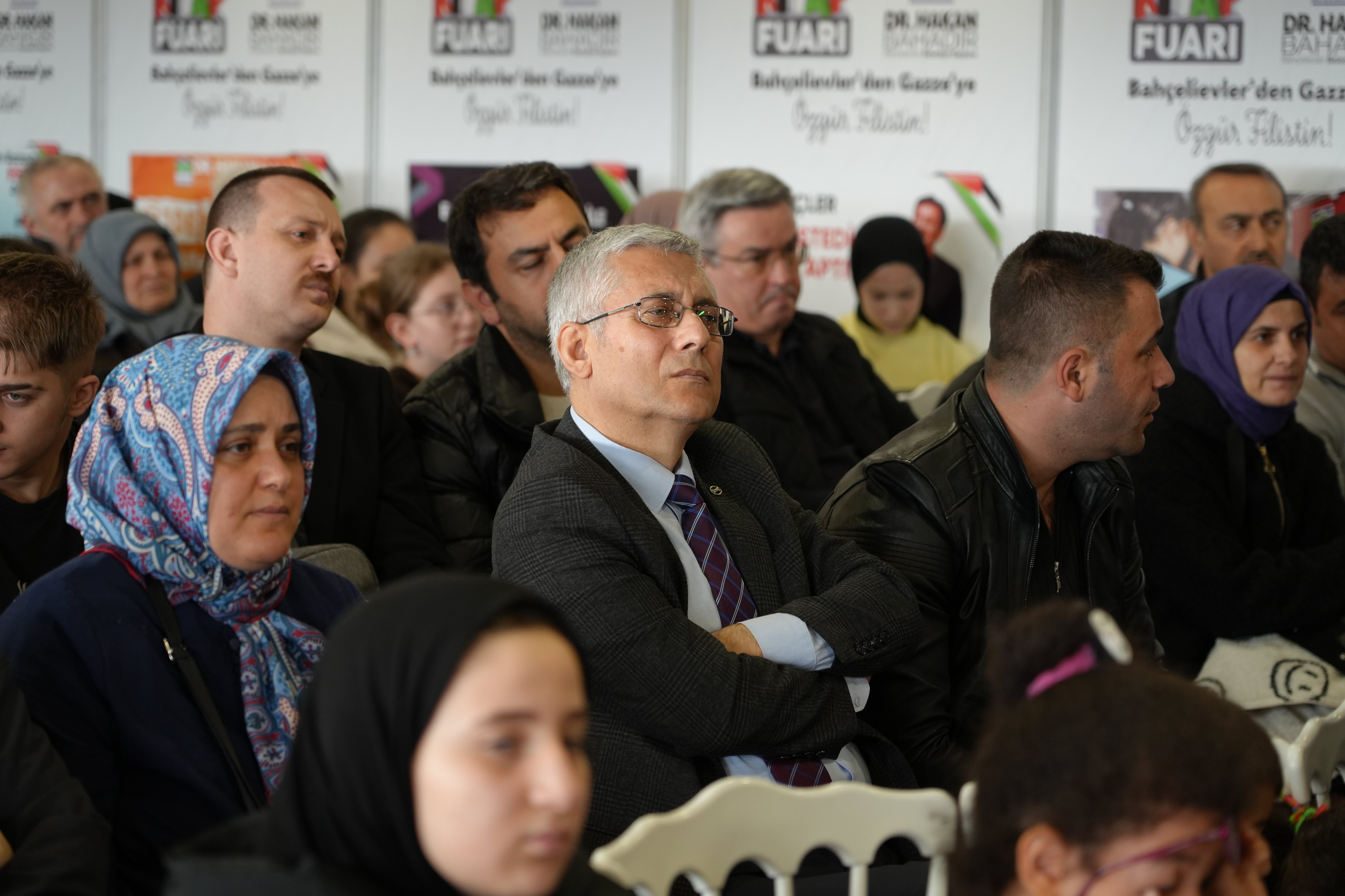 Hakan Bahadır Kitap İmzalıyor