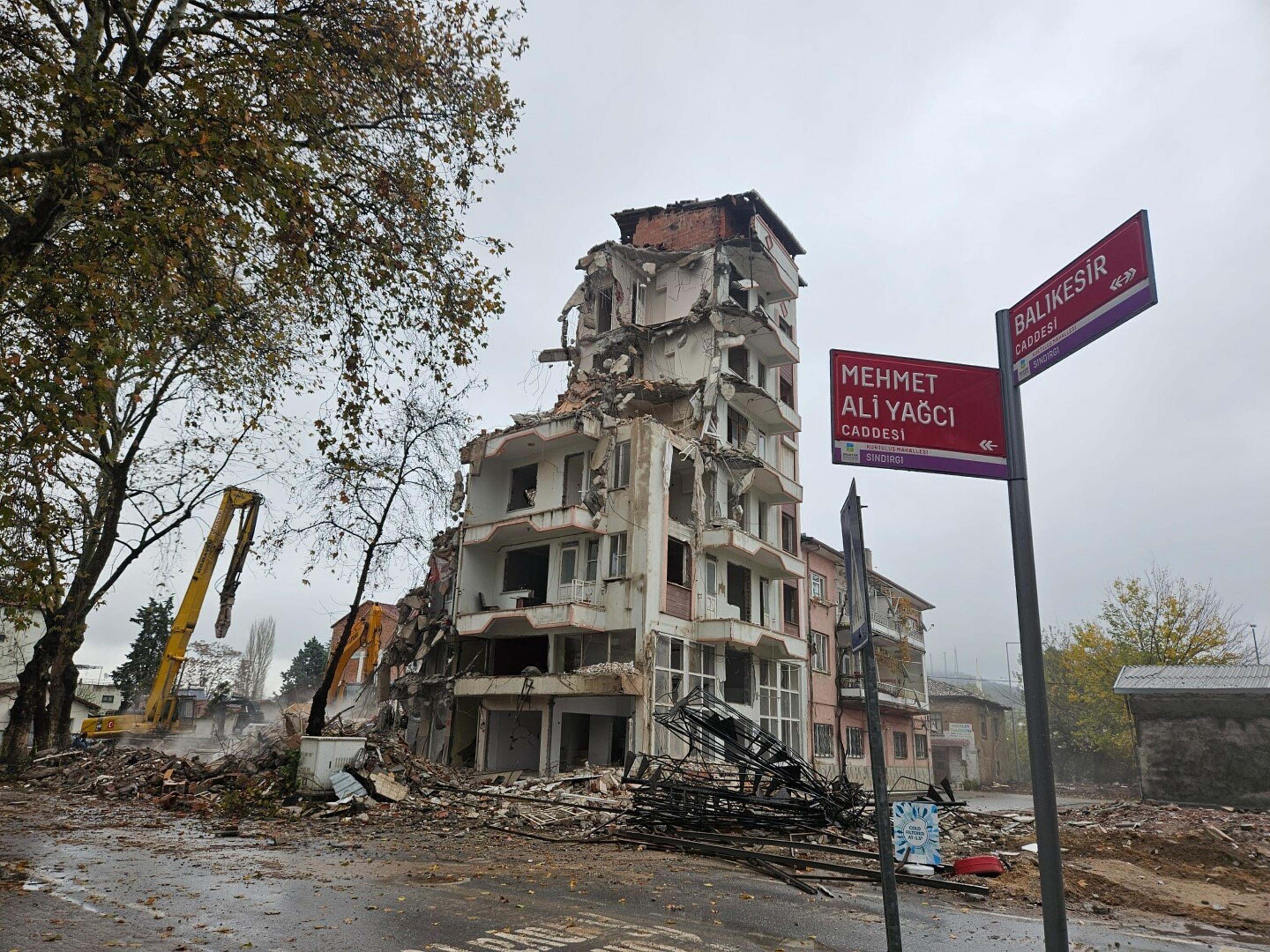 Sındırgı deprem yıkım çalışmaları
