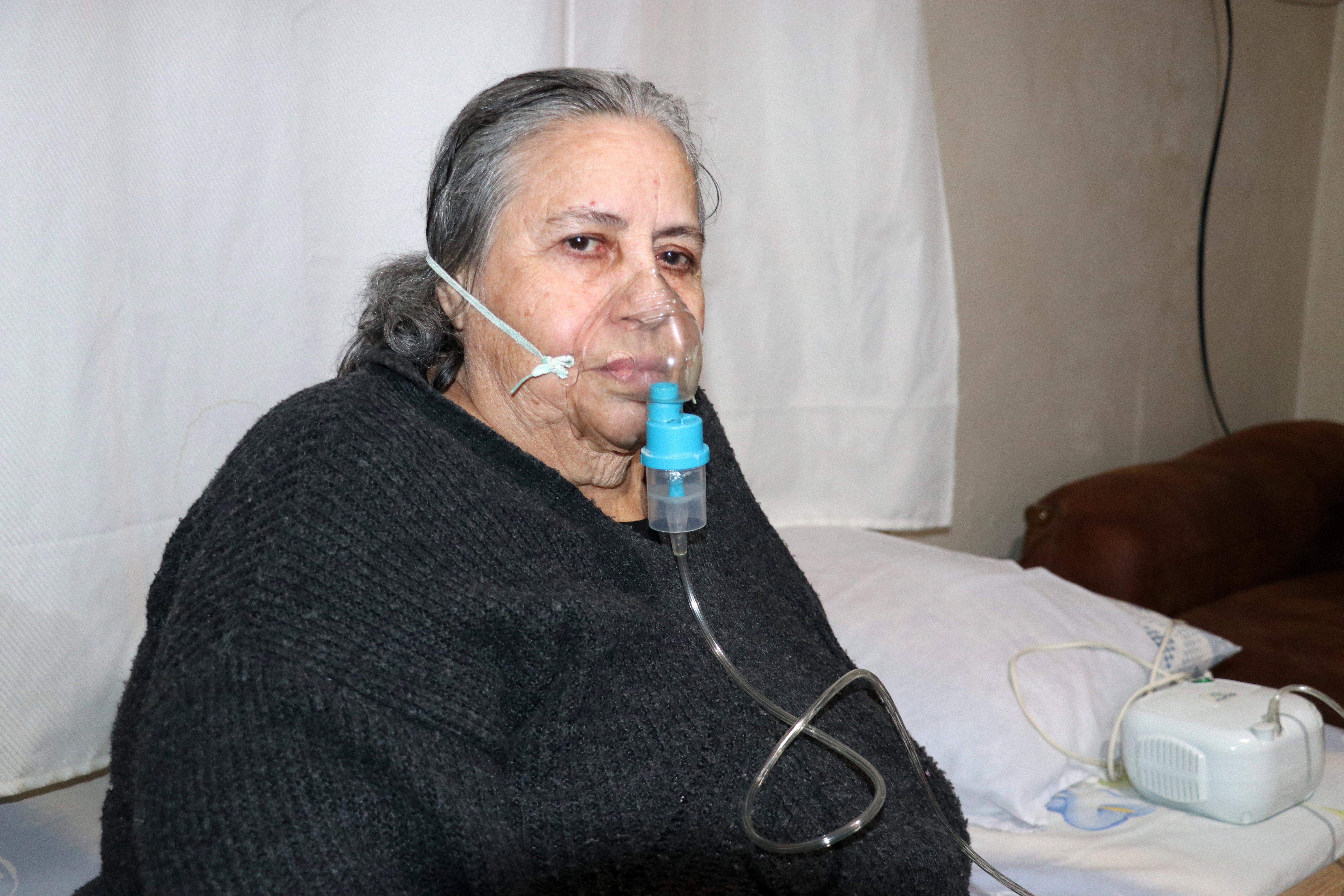 Güler Tıraş ve kızı Tutku Piran Tıraş evlerinin önünde