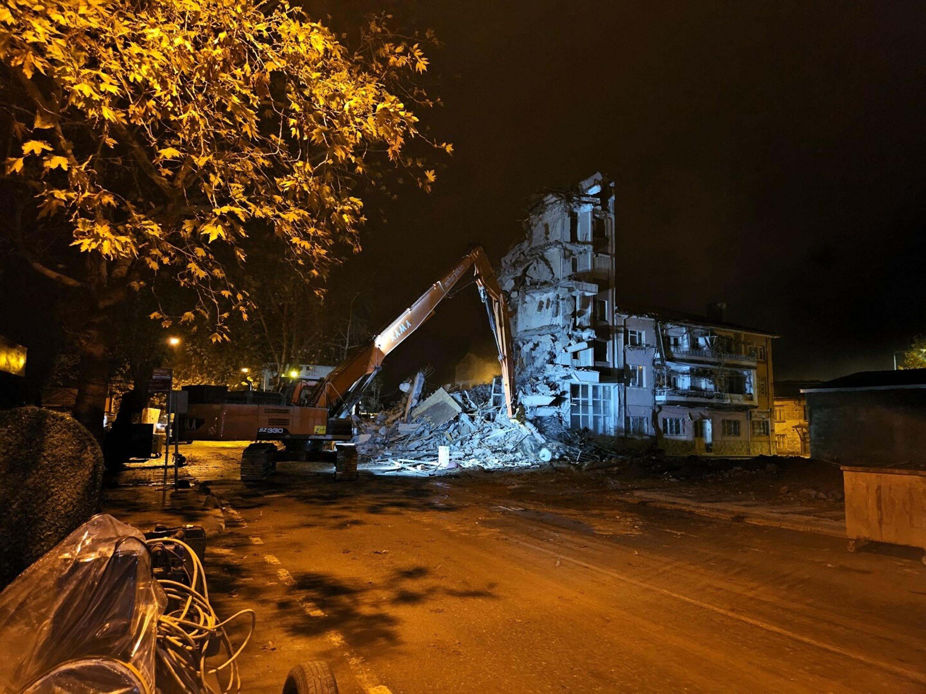 Sındırgı deprem yıkım alanı