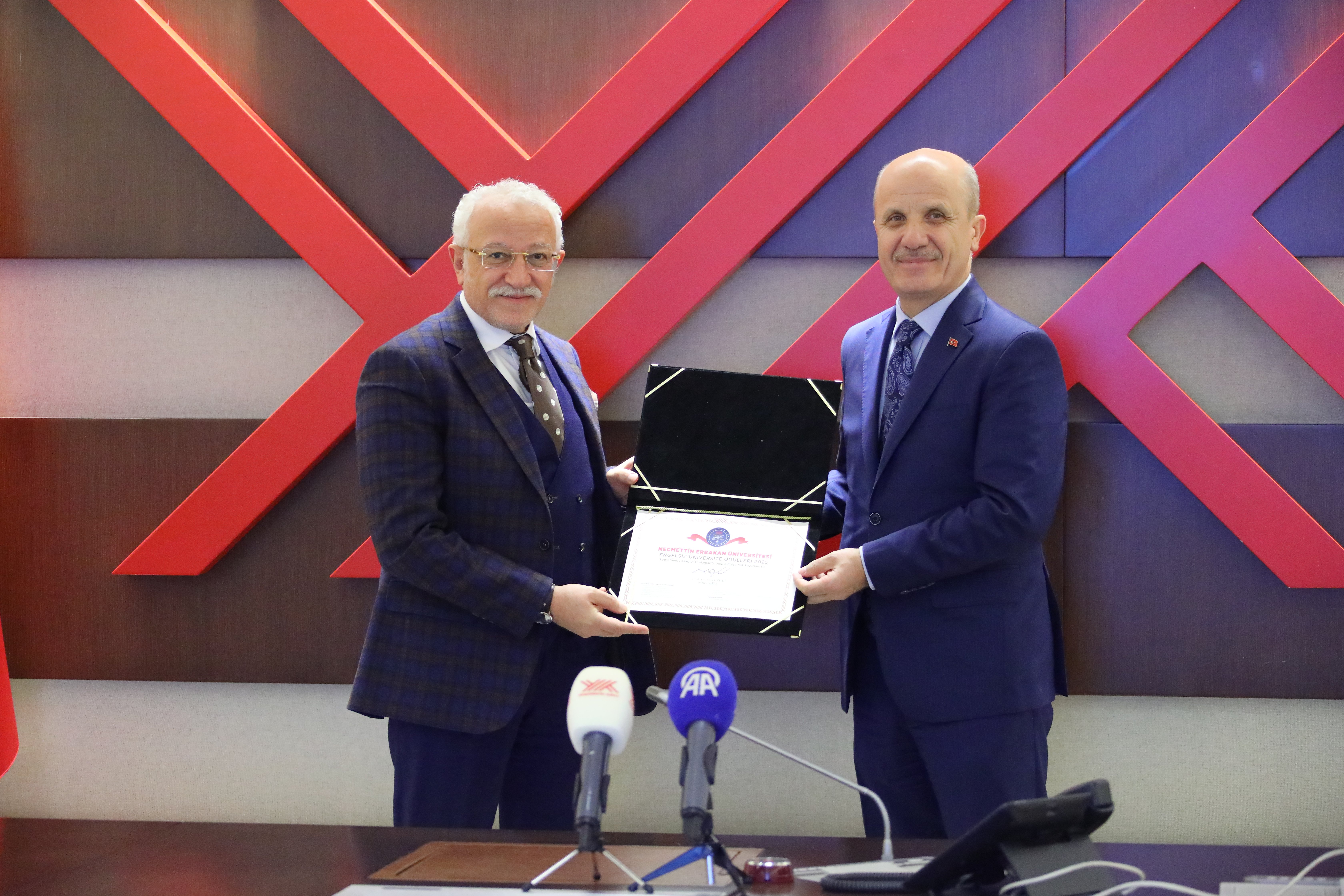 YÖK Başkanı Özvar Ödül Takdim Ediyor