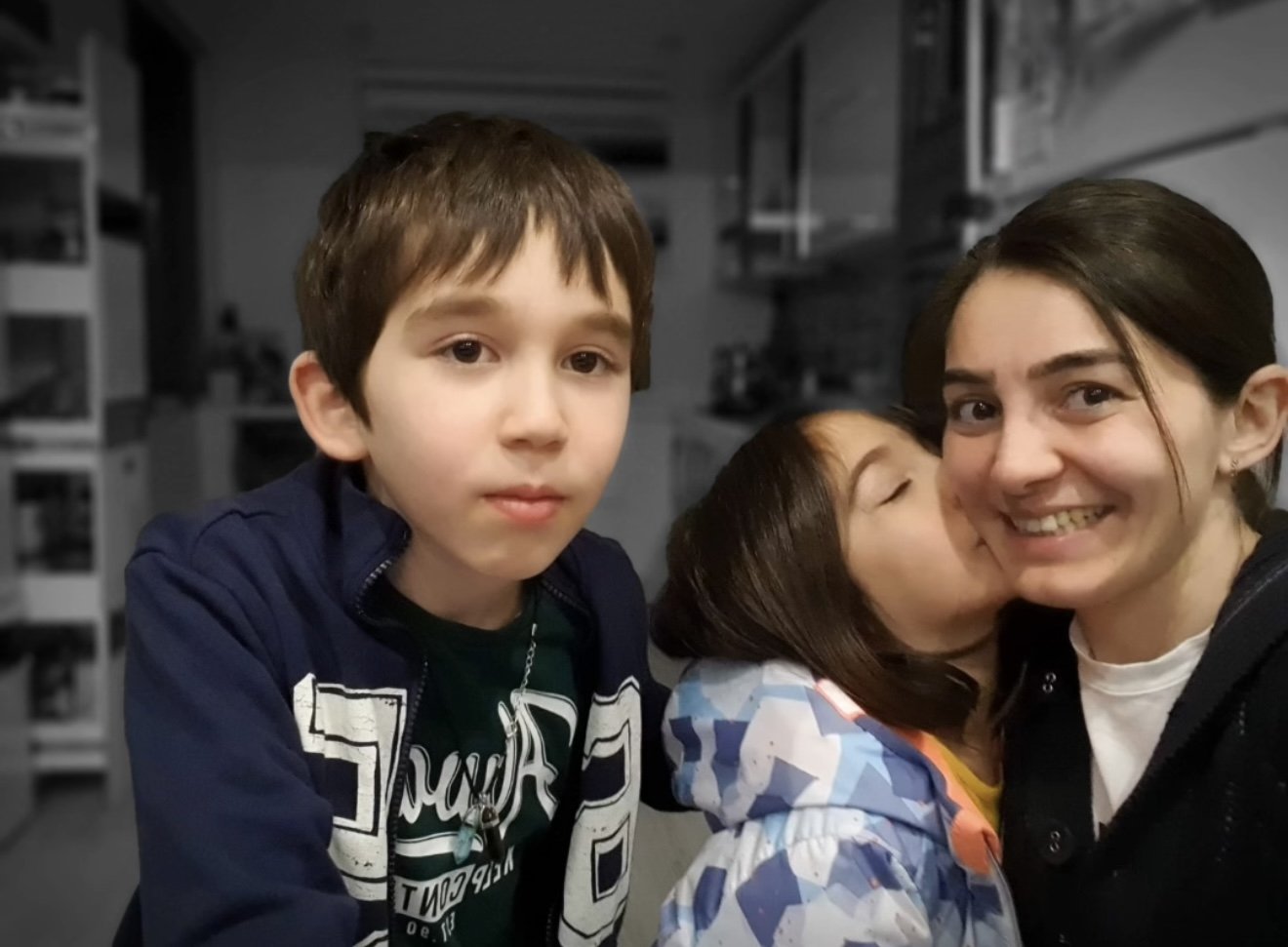 Cemile Yıldız çocuklarının mezarı başında