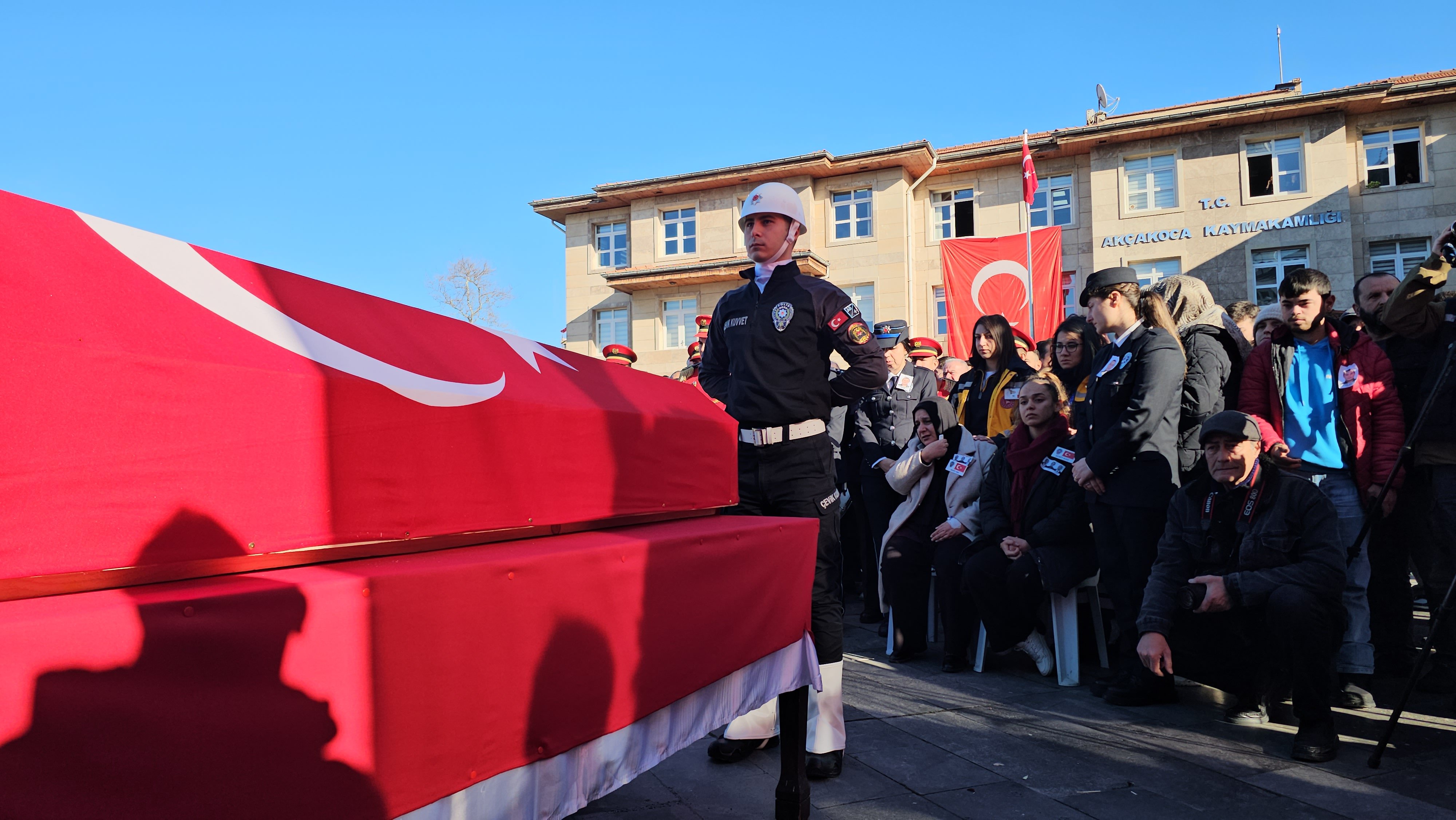 Şehit kızı Eslem Külünk annesini teskin ediyor