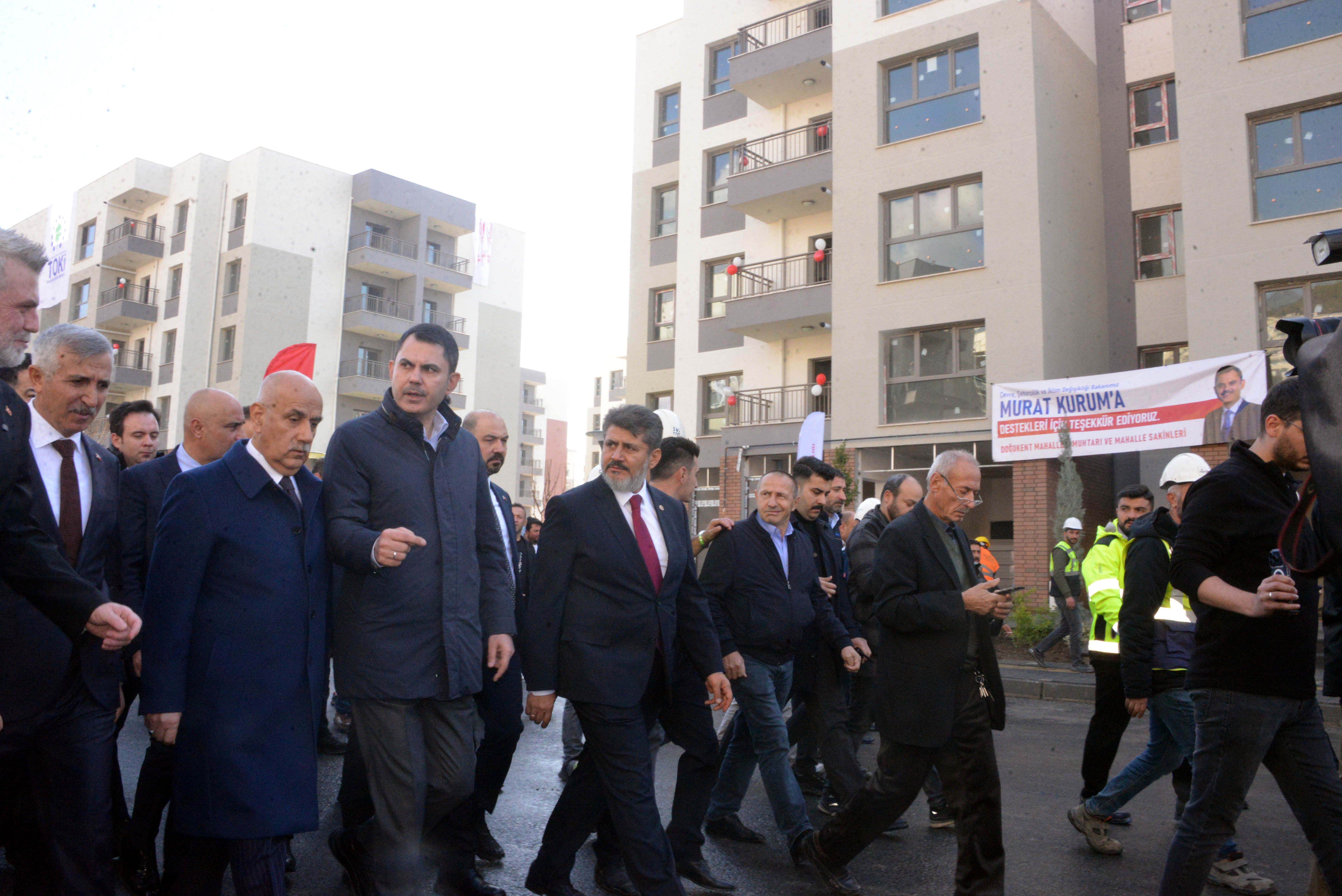 Bakan Kurum depremzedelerle görüşüyor