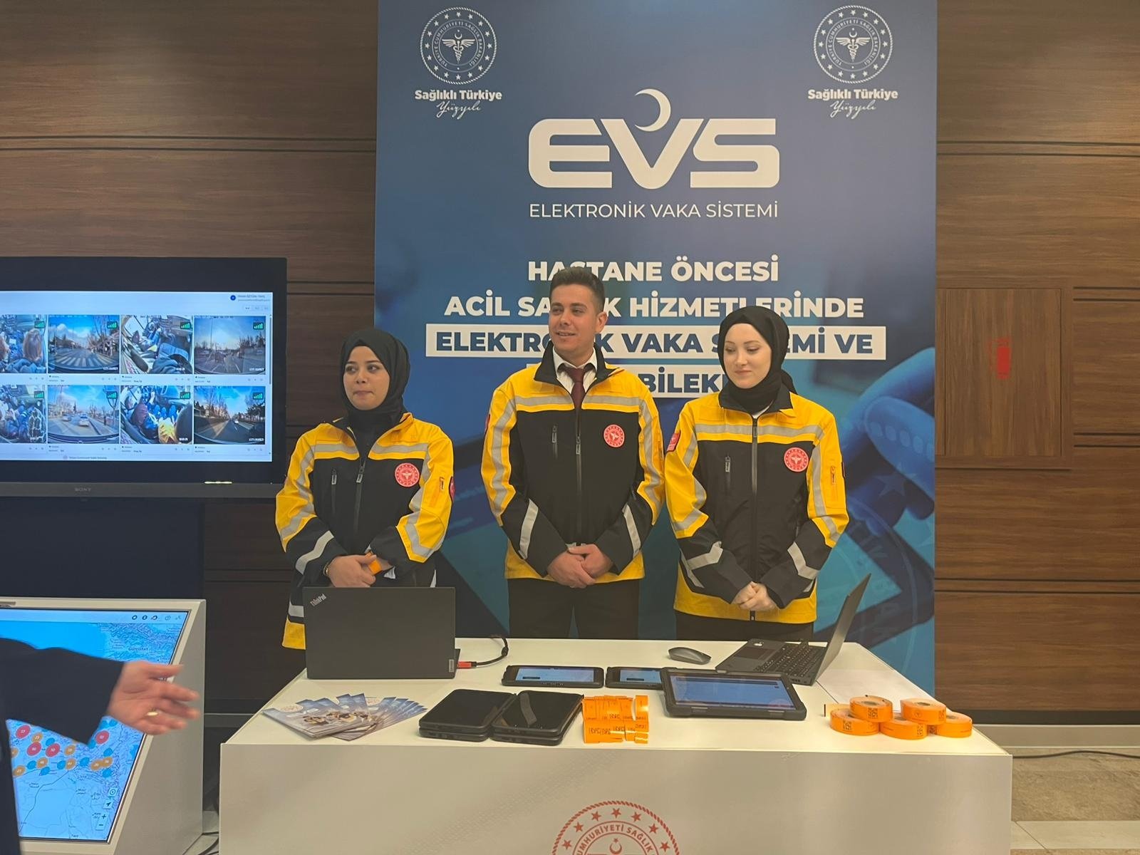 Sağlık Bakanı Memişoğlu ambulans içinde inceleme yapıyor