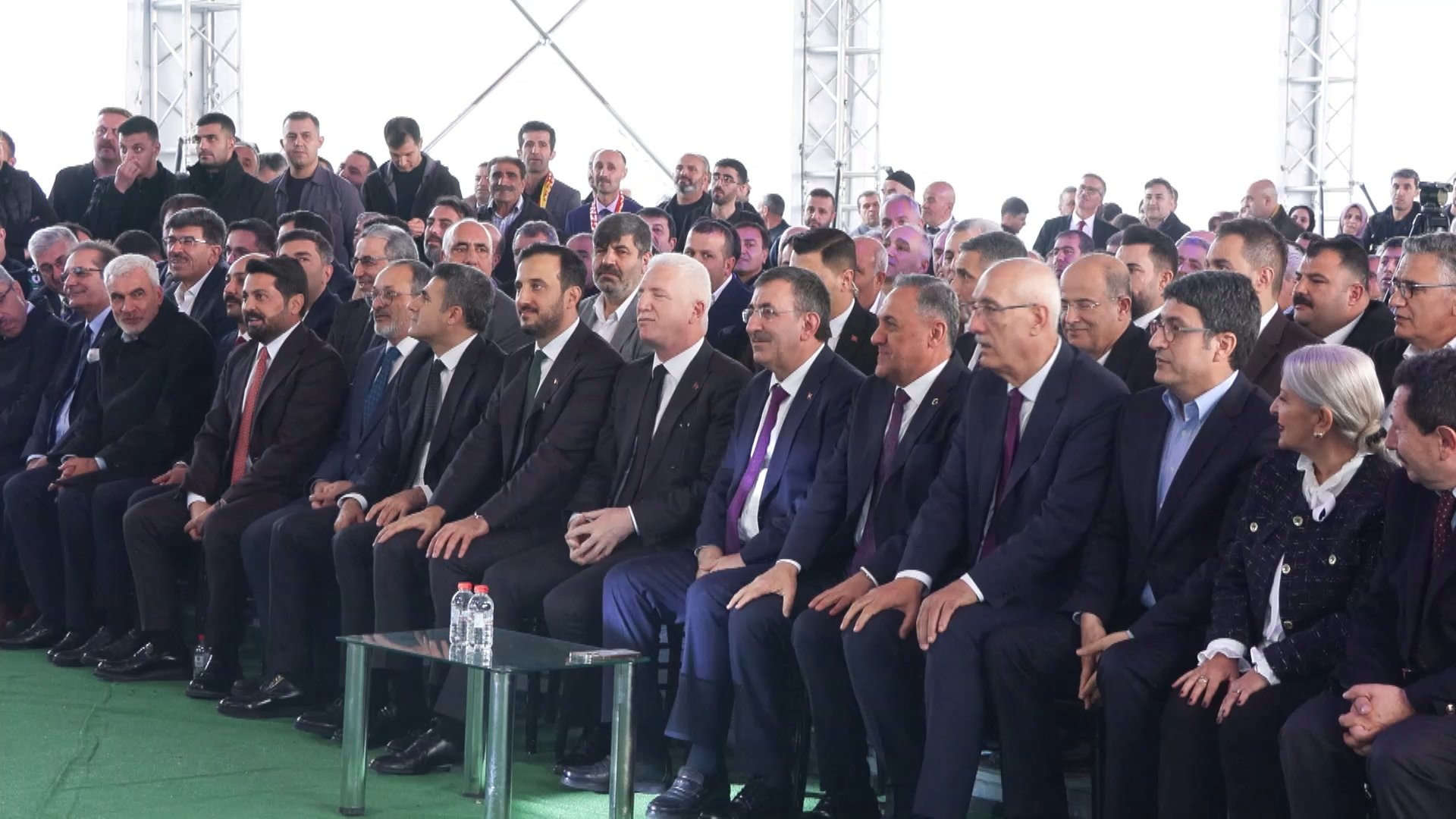 Cevdet Yılmaz stantları ziyaret ediyor